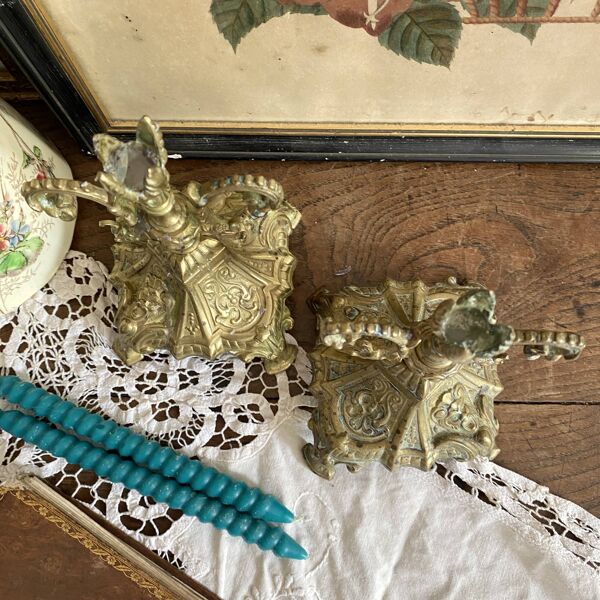 Paire de bougeoirs anciens en bronze