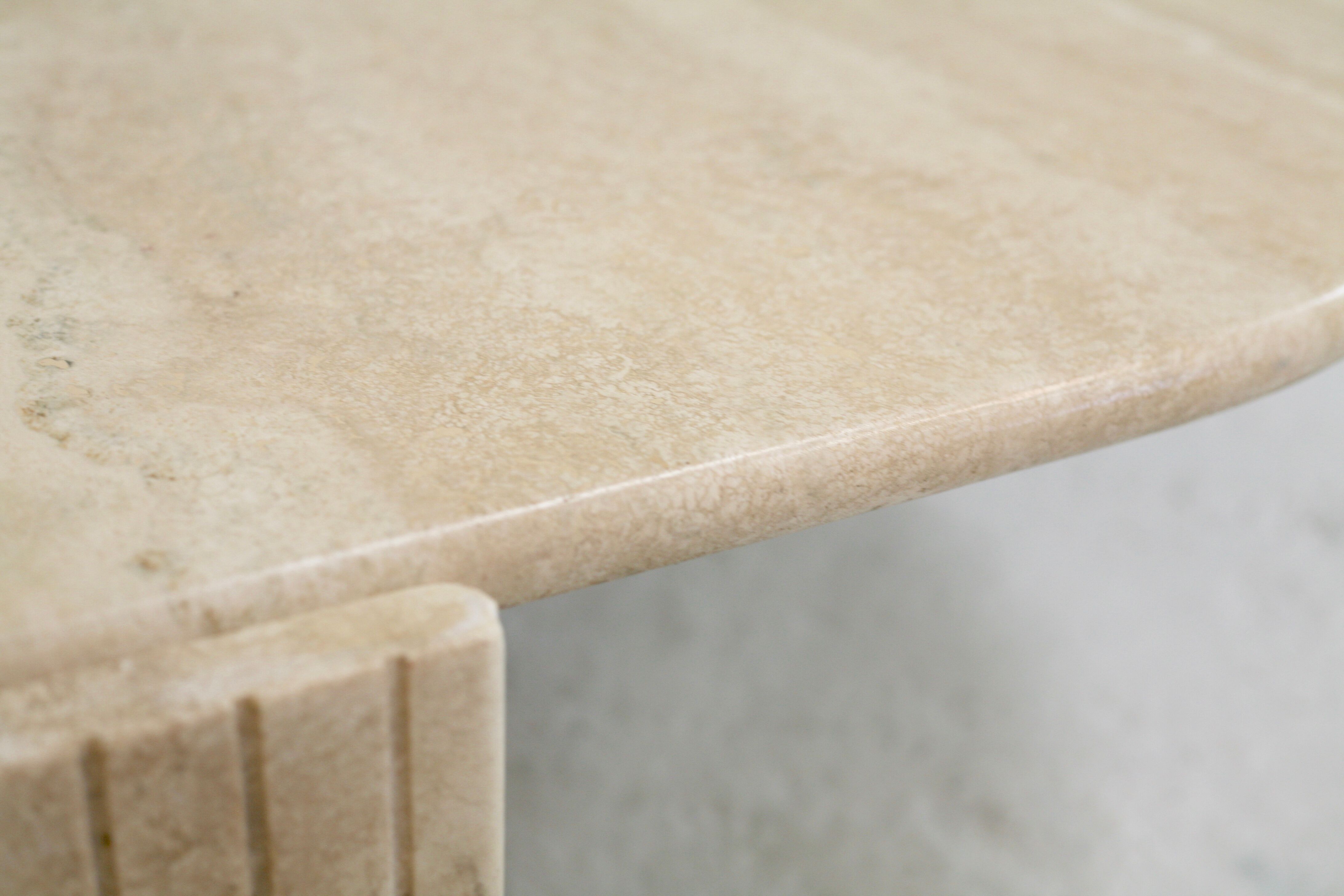 Table basse de forme courbe, travertin, France, circa 1970.