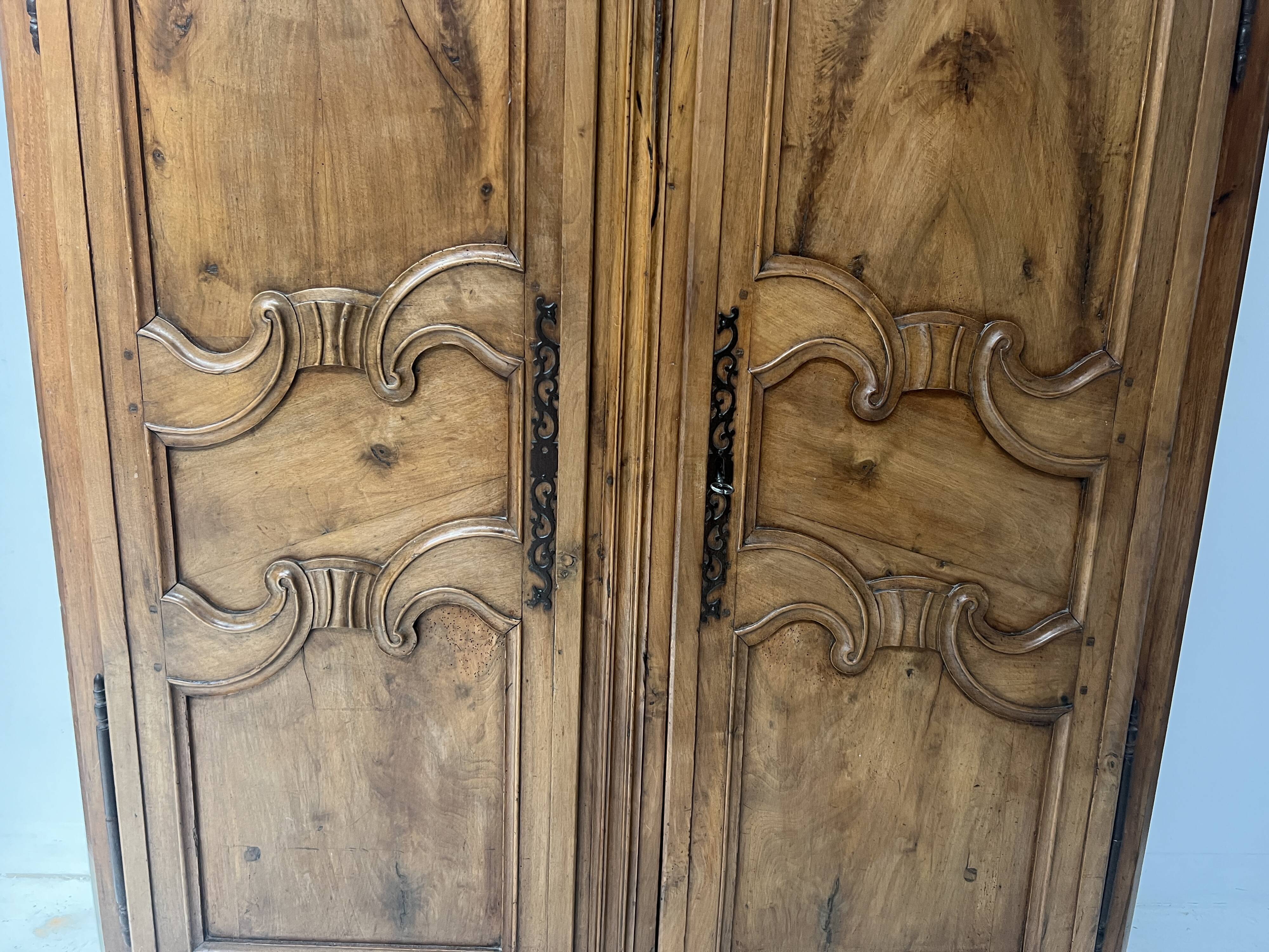 Armoire de style Louis XV en noyer massif XVIII siècle