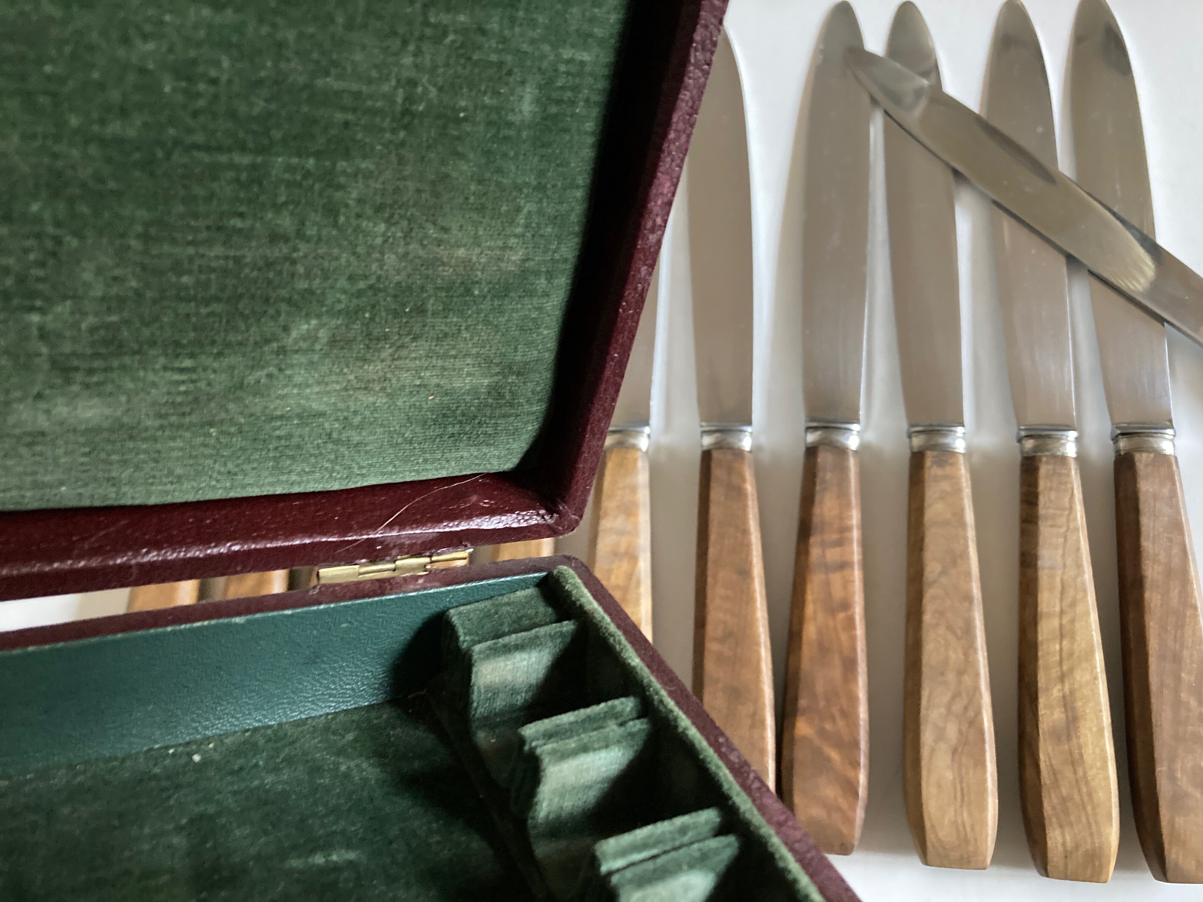 Set de 12 couteaux manches en bois d'olivier 1960