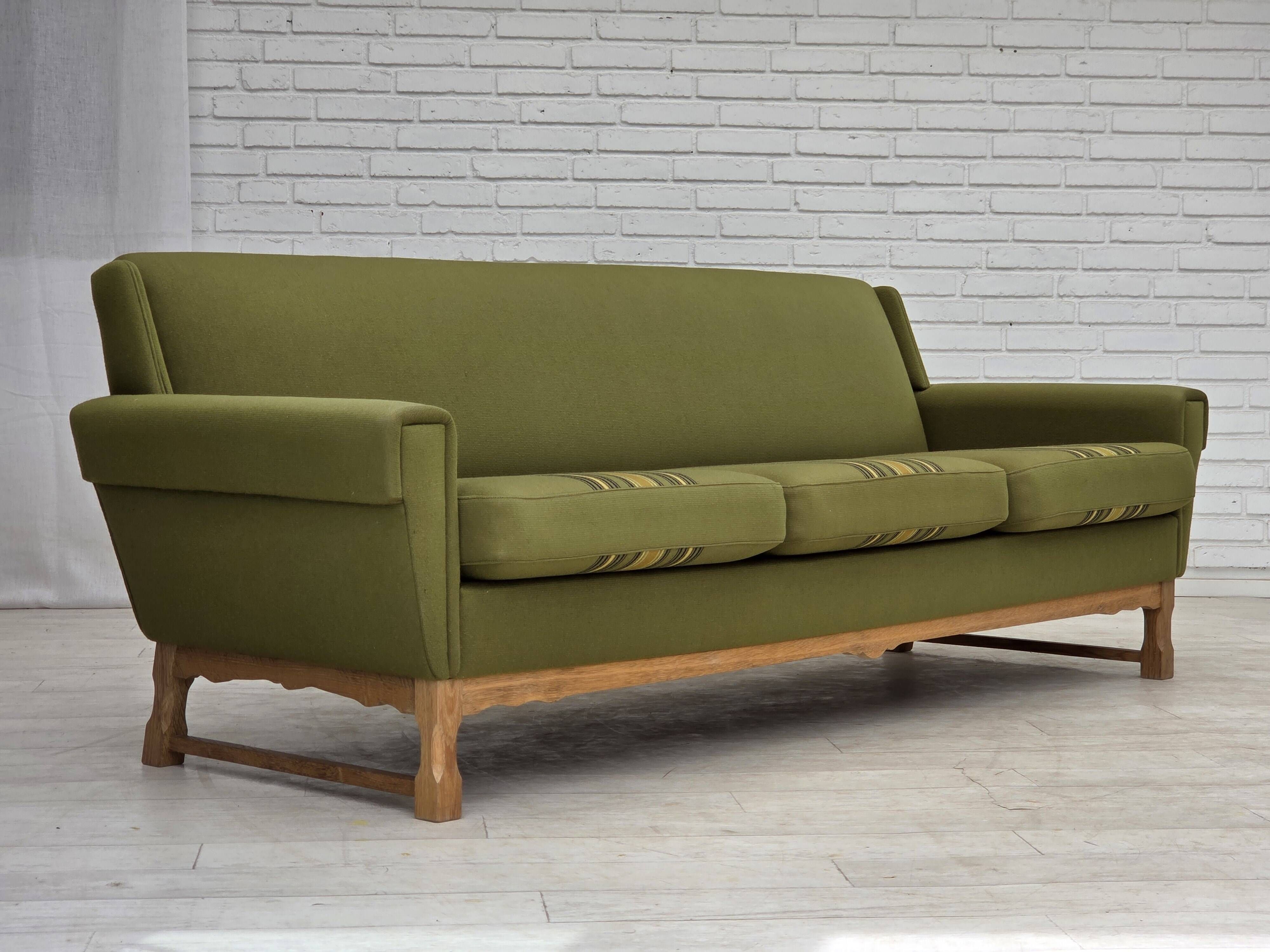 Canapé danois 3 places des années 1970, en laine de mobilier verte, bois de chêne.
