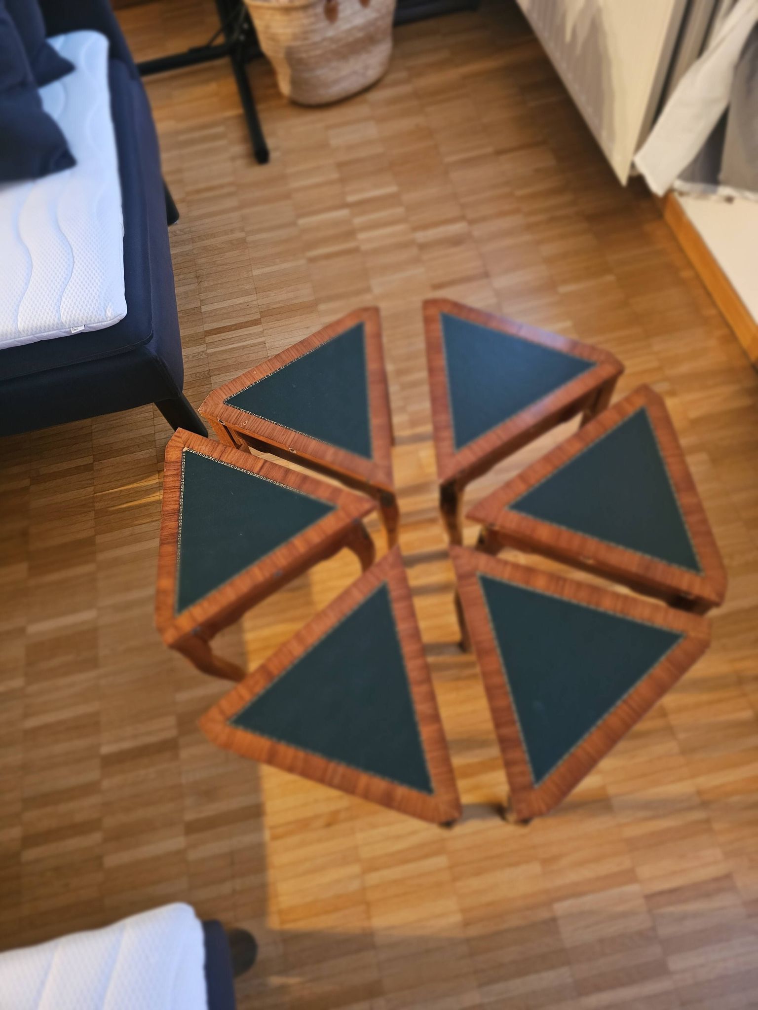 Coffee table divisible into 6 parts, very practical.