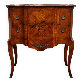 Louis XV style commode with a projection in marquetry.