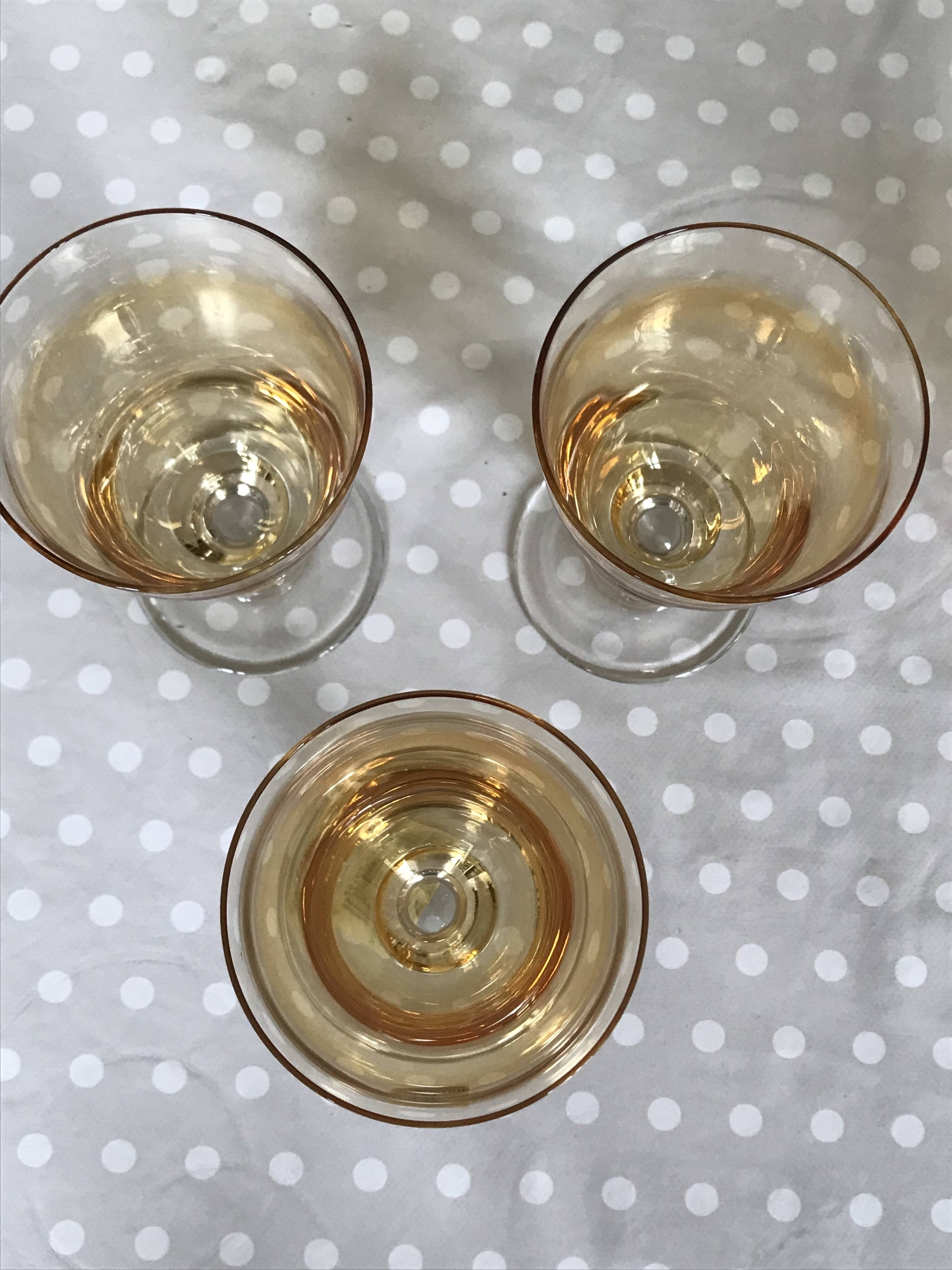 3 petits verres à pied