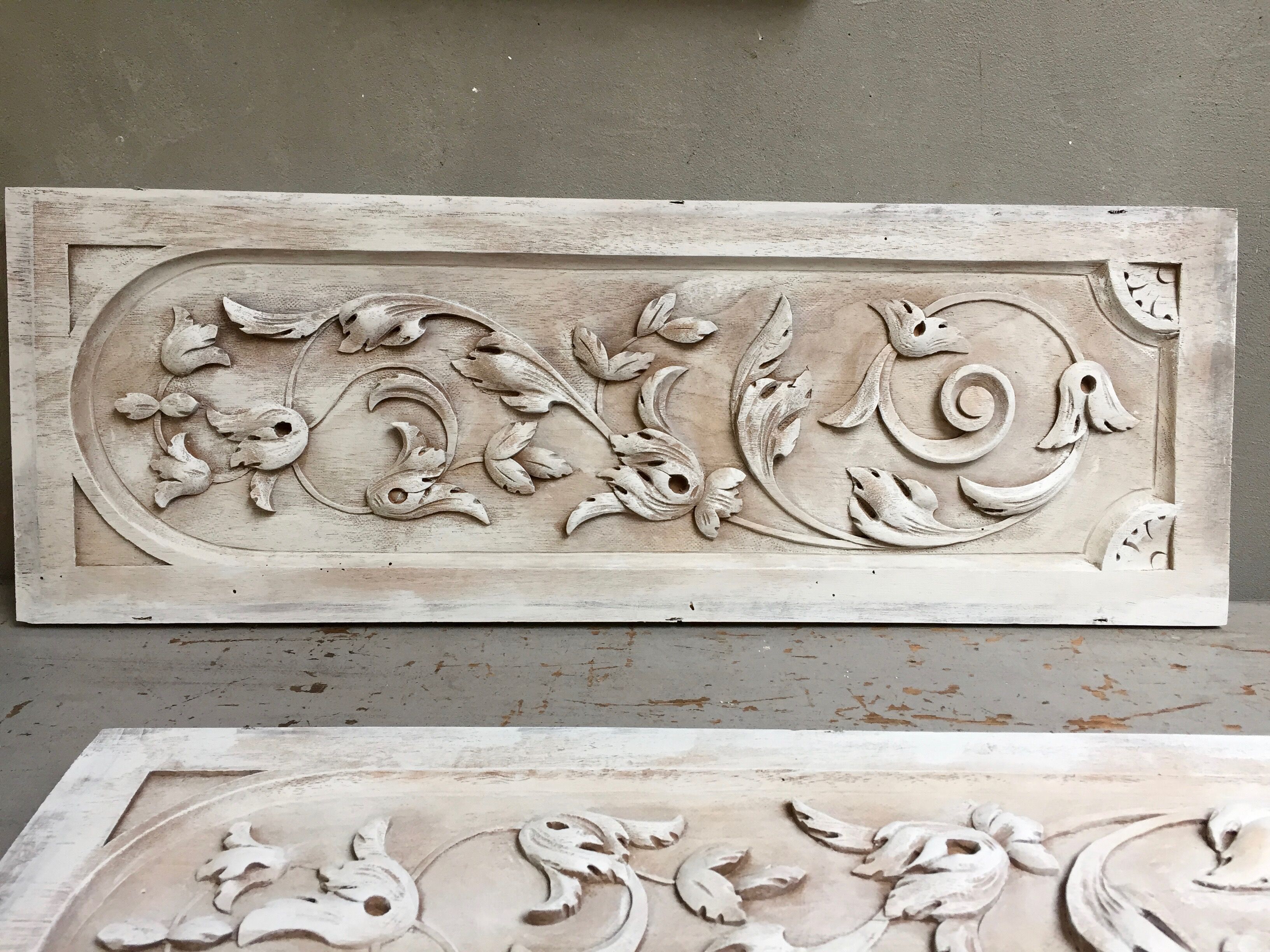 Paire de panneaux en bois sculpté