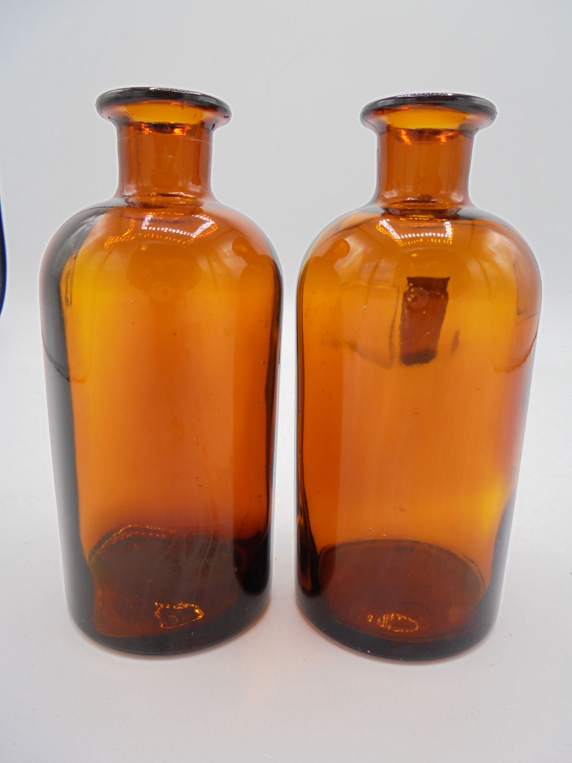 Lot de 4 anciens flacons pharmaceutiques