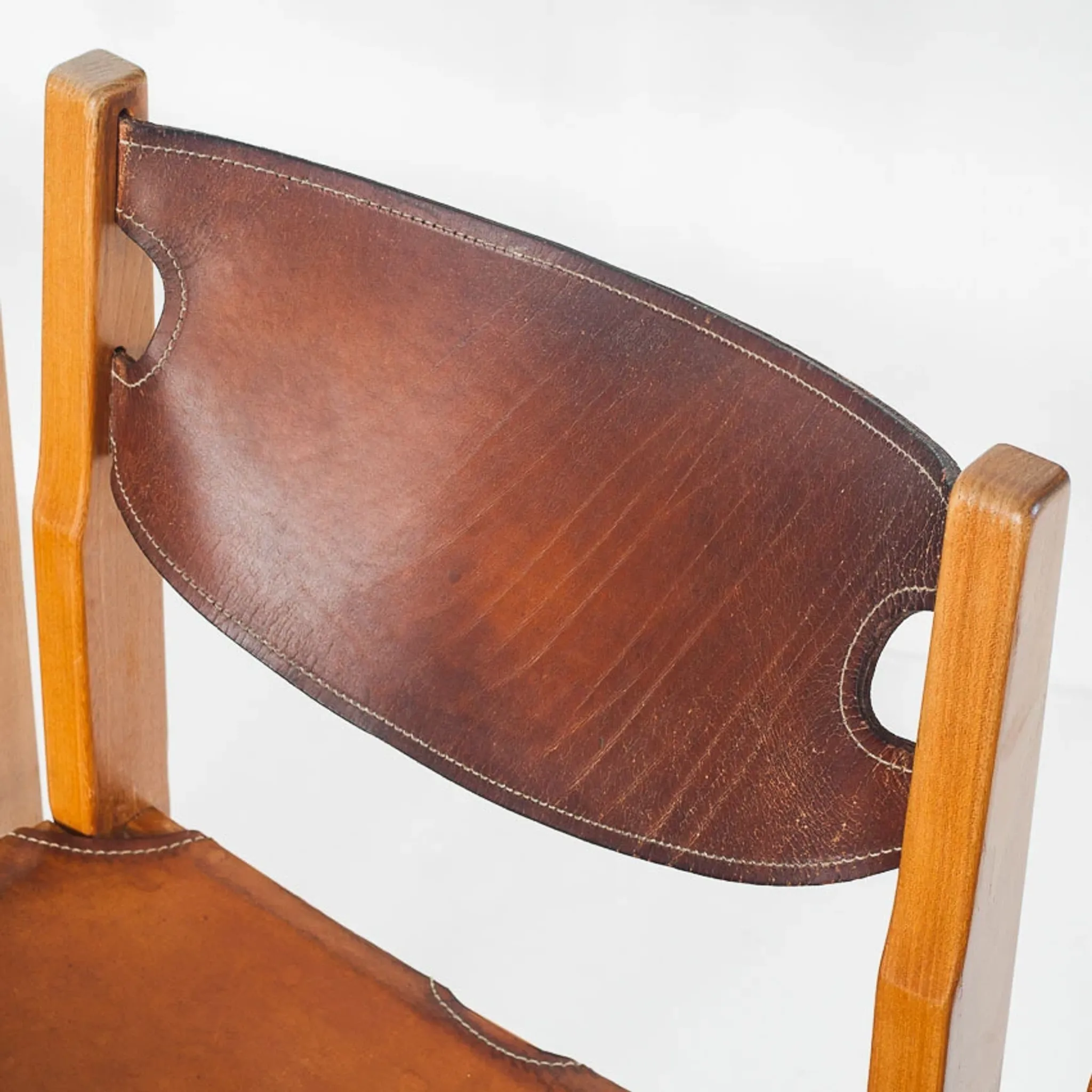 Ensemble de quatre chaises vintage. Bois d'orme et cuir. Maison Regain 70s