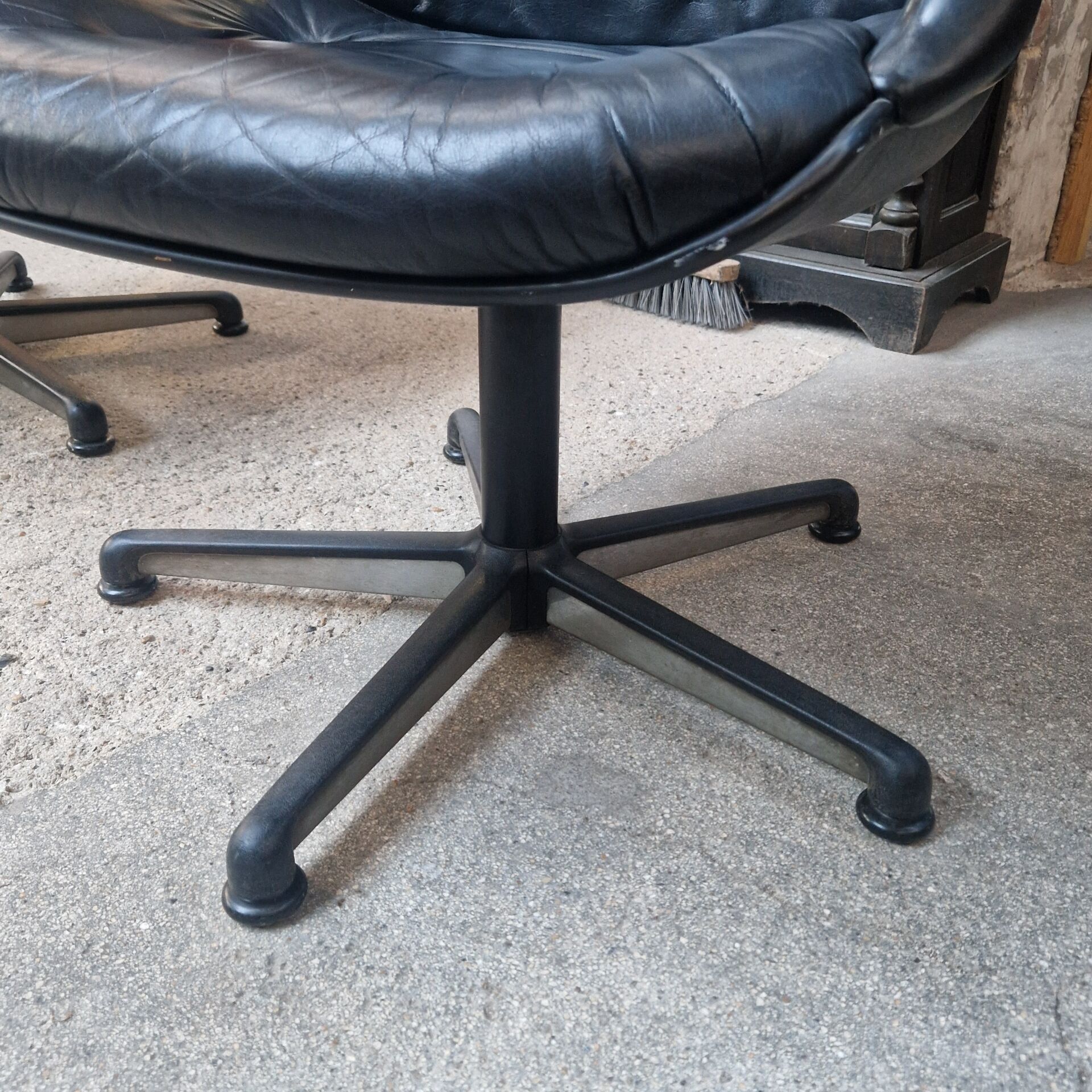 Pair of Comforto armchairs in black leather. Vintage 70s.
