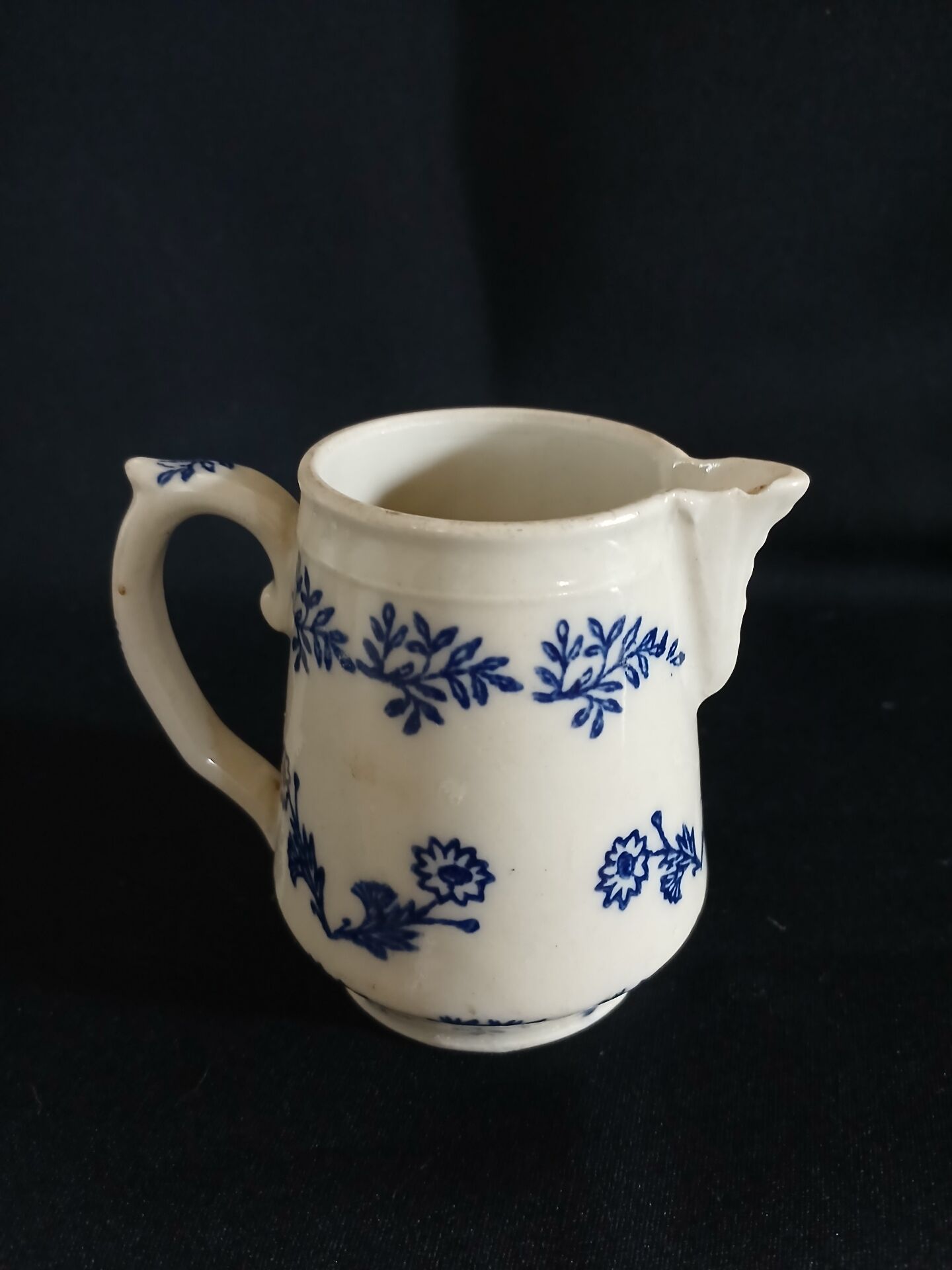 Small jug/milk pot in steel clay
