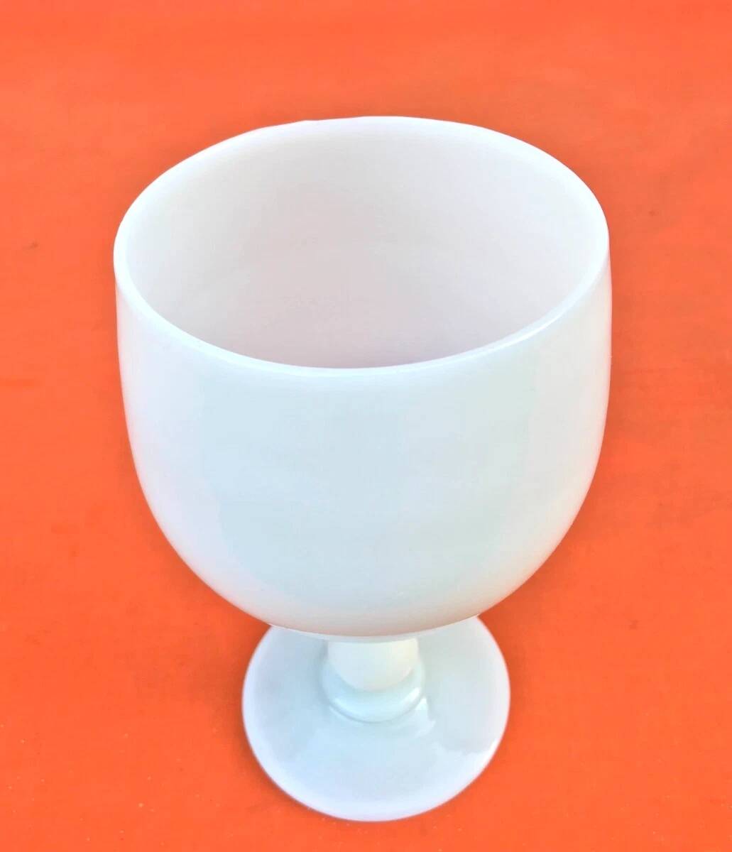 Footed cup / Opaline chalice White milk white