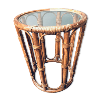 Round table in rattan and glass