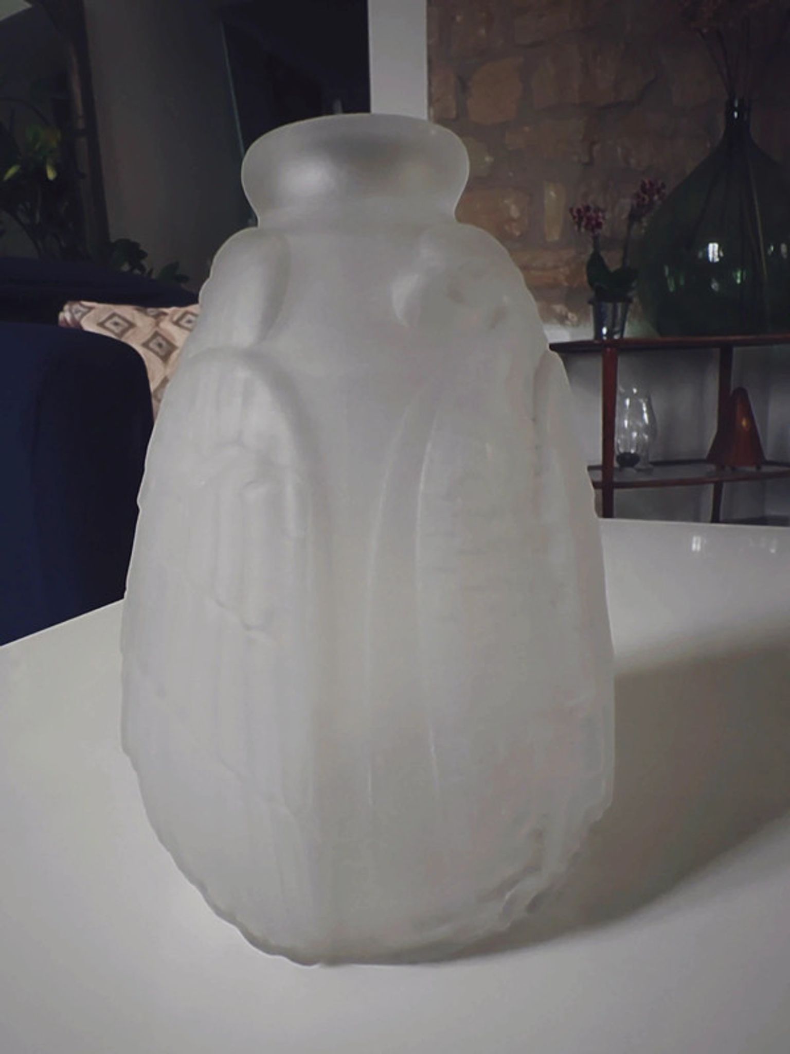 Art deco vase in pressed glass molded eagle