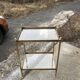 Table d'appoint deux niveaux Hollywood Regency en laiton doré et plateau verre transparent 1960s