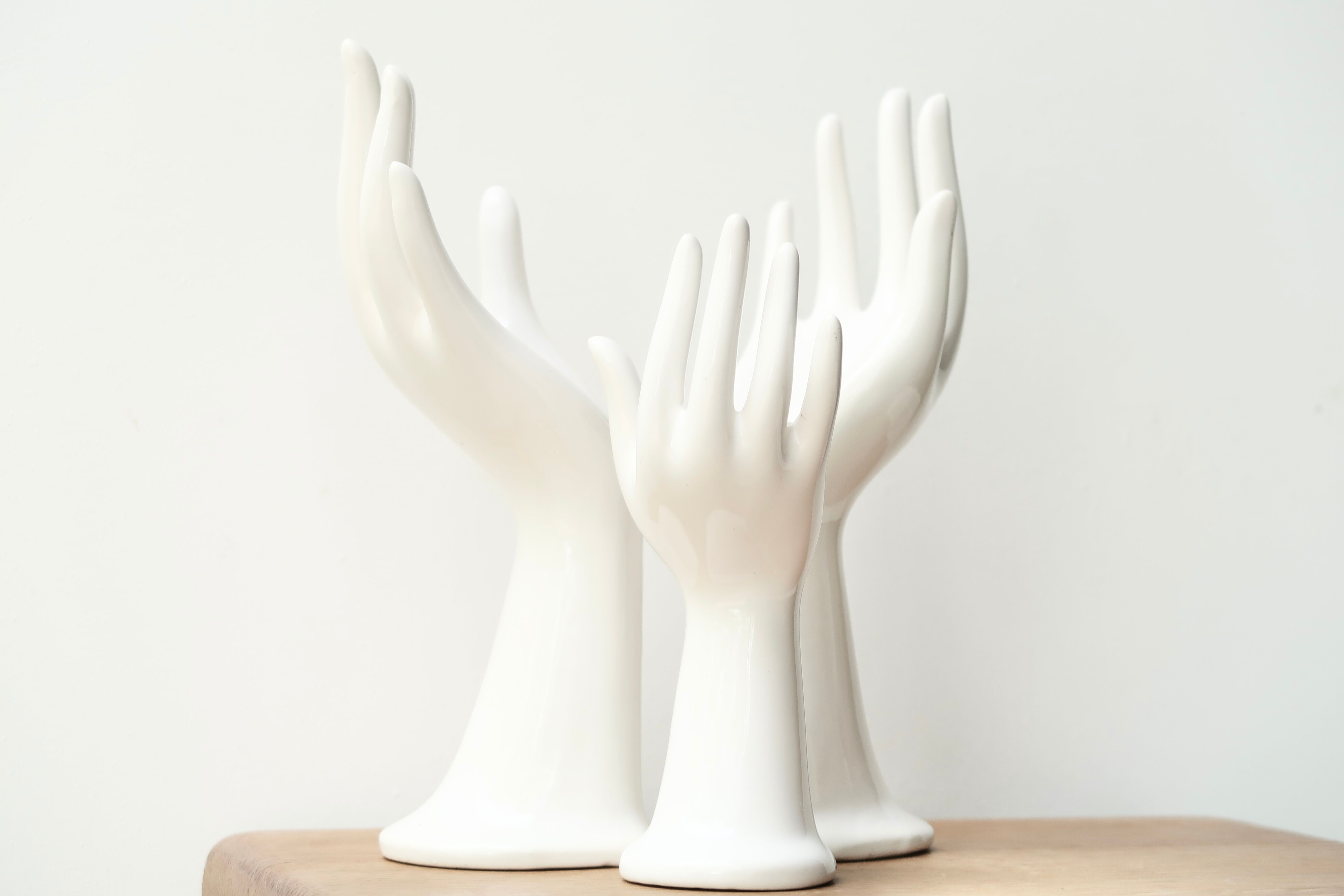 Set of 3 hands in white porcelain, 70s ring