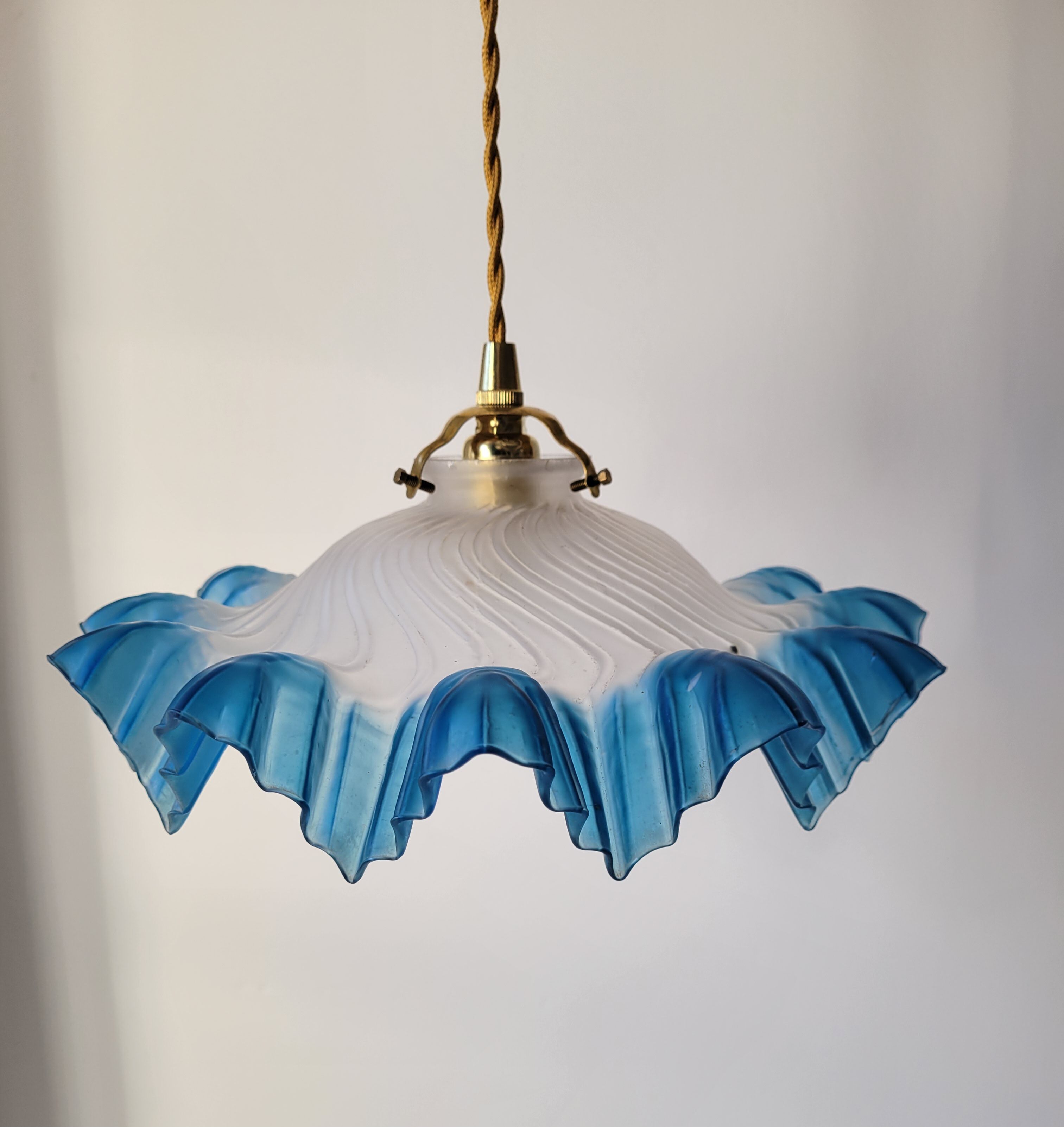 Blue opaline suspension