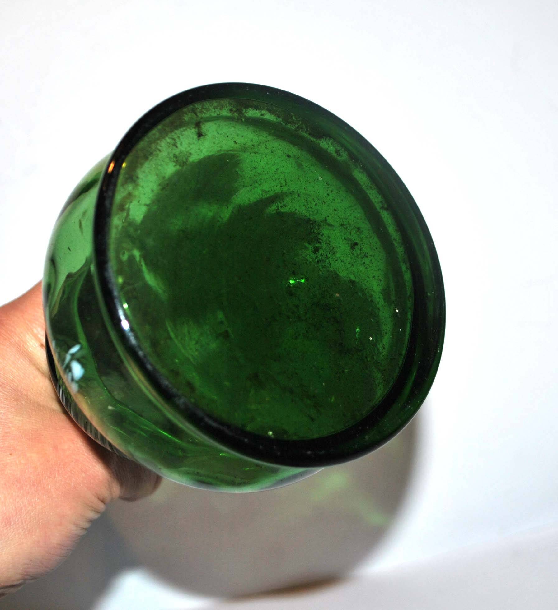 Antique vase in Clichy glass, speckled green with white speckles