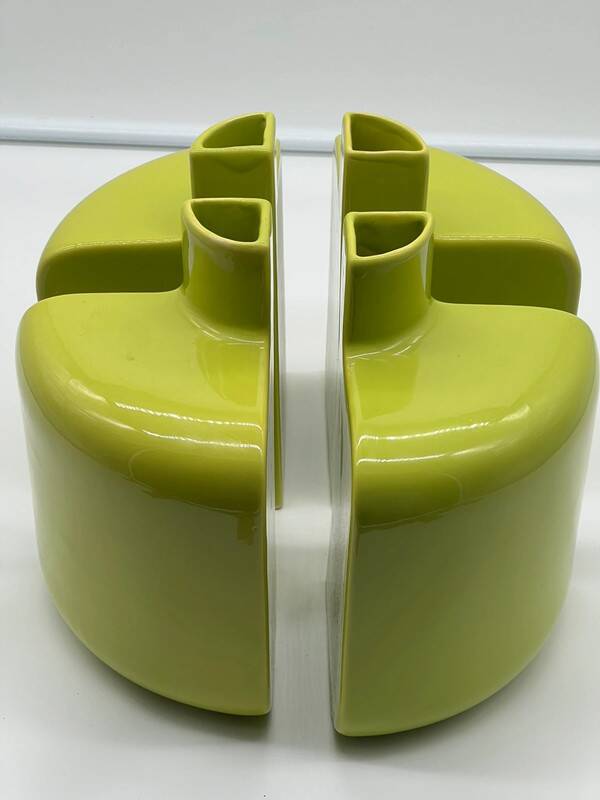 Vase design en céramique verte