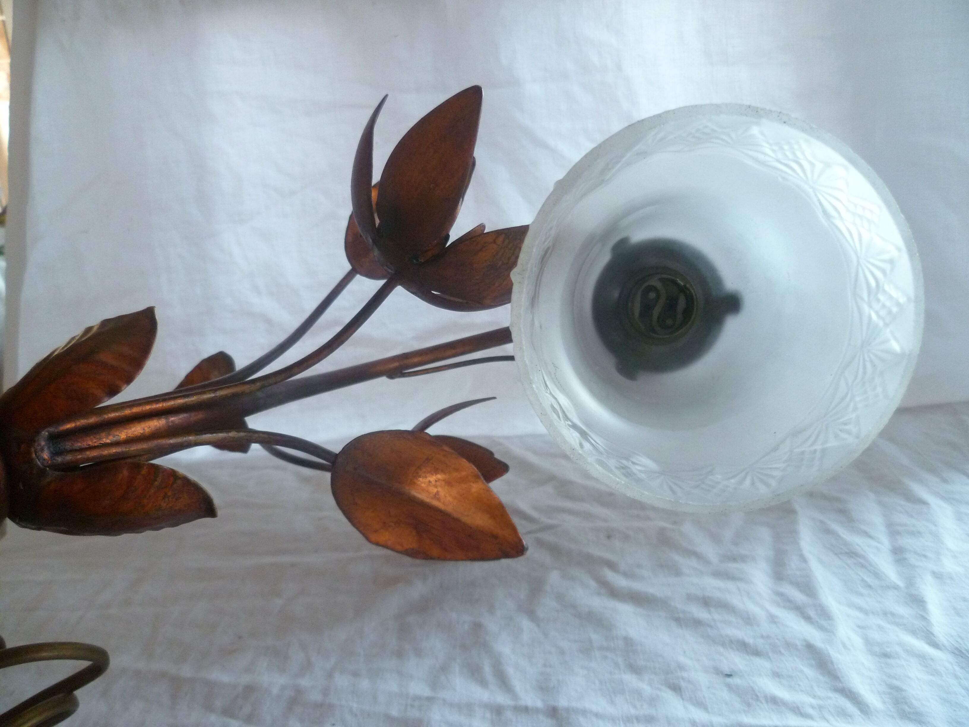 Bedside lamp / table in metal dore decor 2 flowers