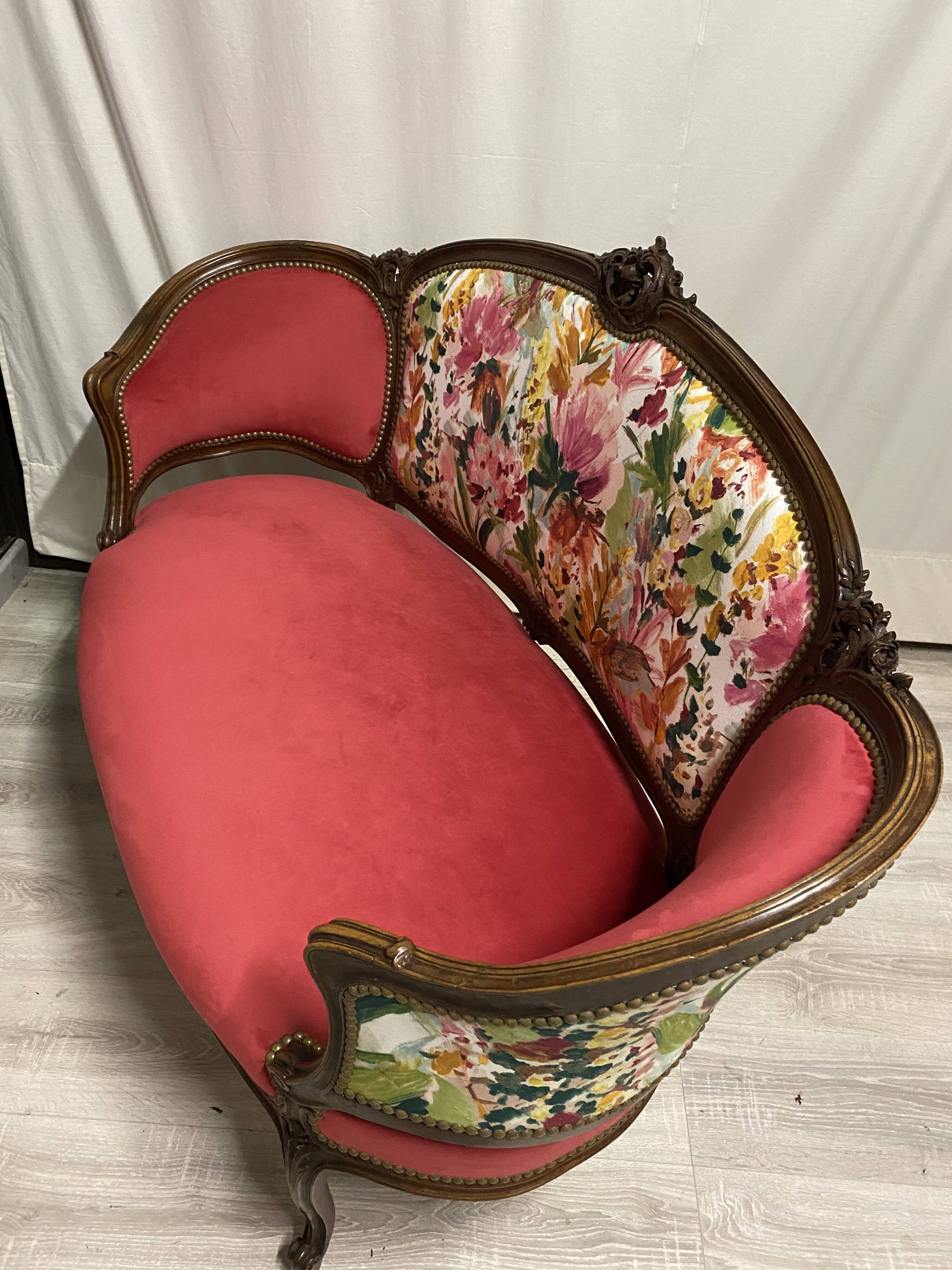 Paire de fauteuils en bois sculpté, XXème s.