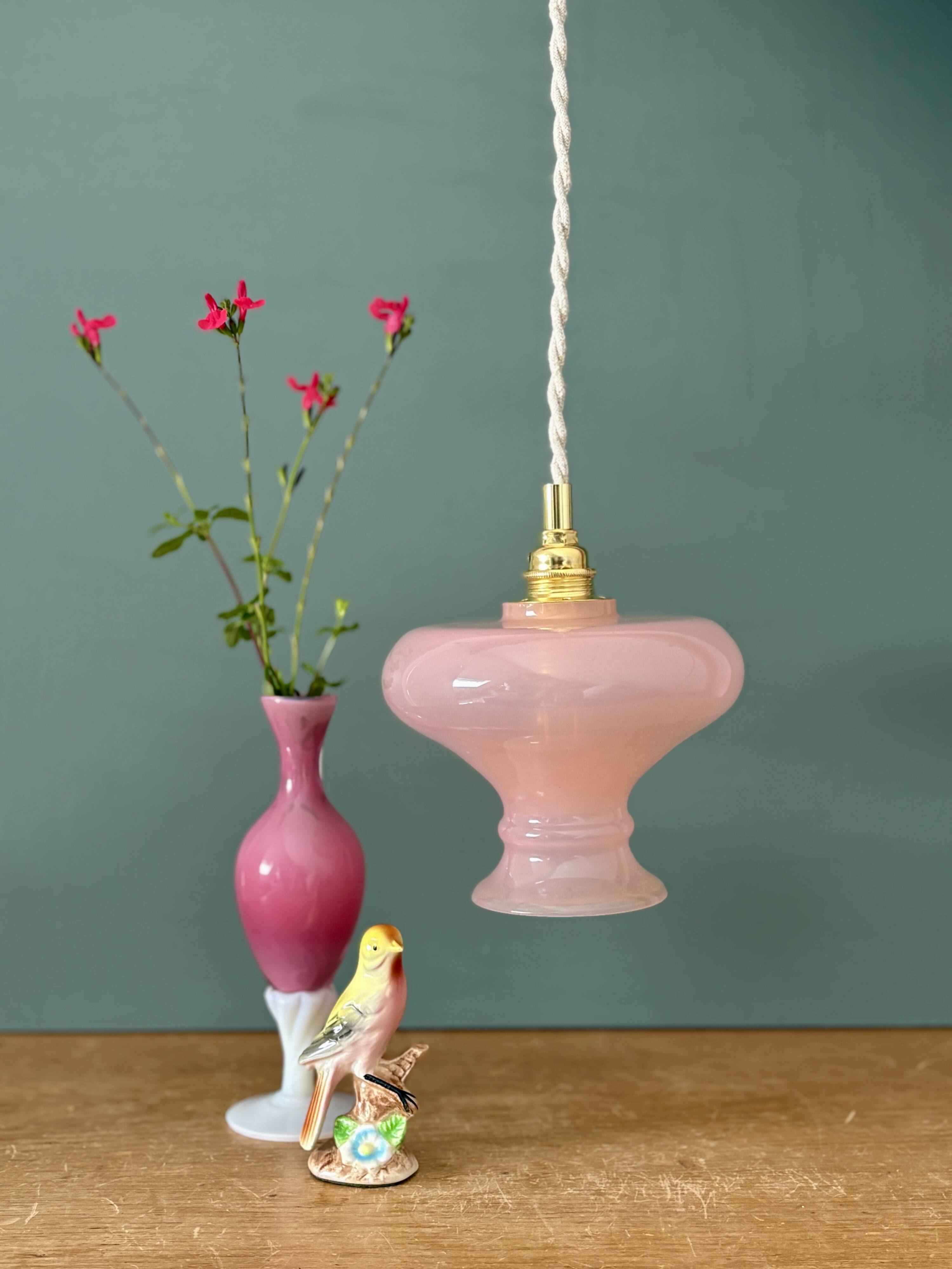 Suspension abat-jour vintage en opaline rose