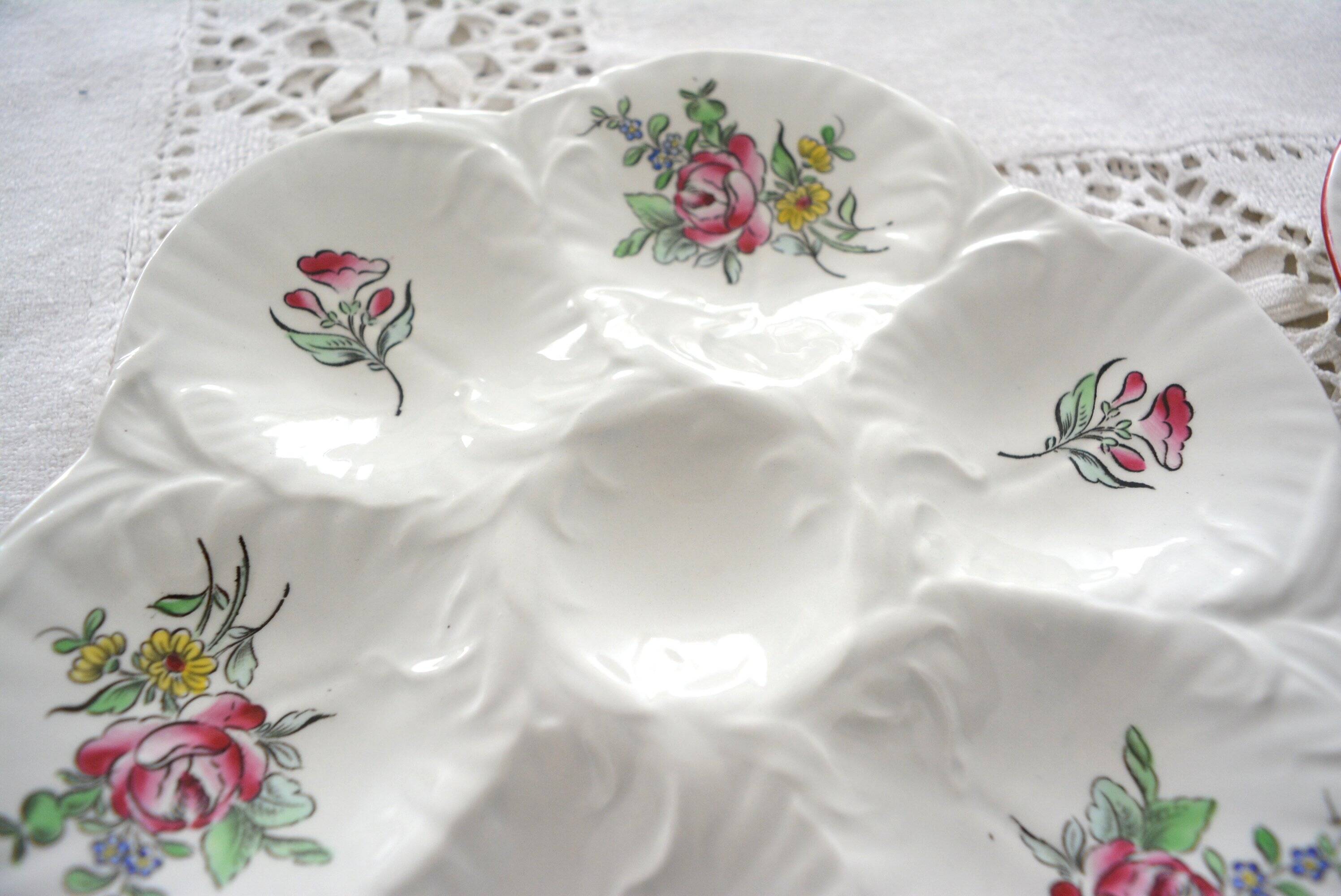 Pair of oyster plates, ceramic, flowers