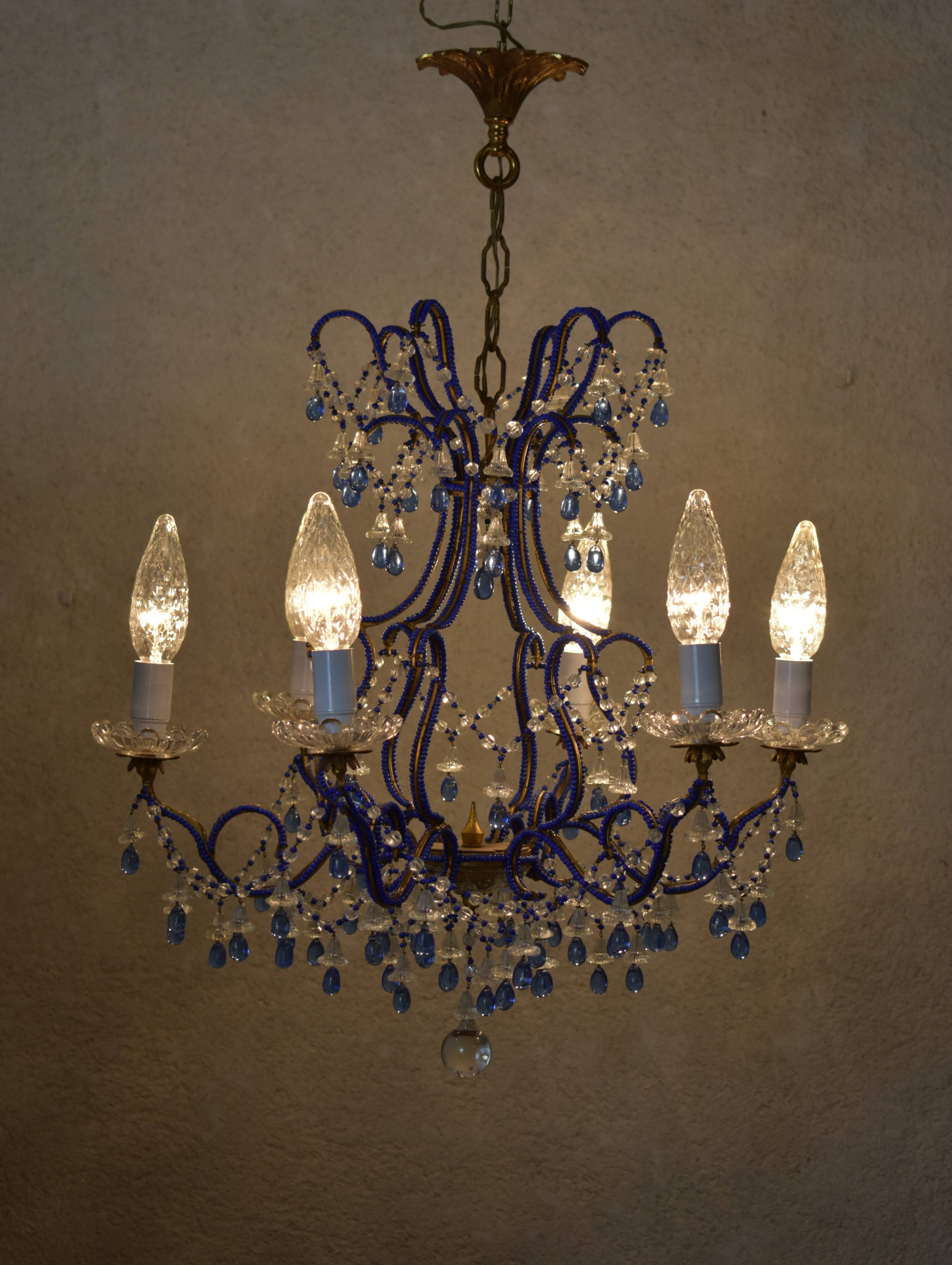 lustre bleu, fait de perles.