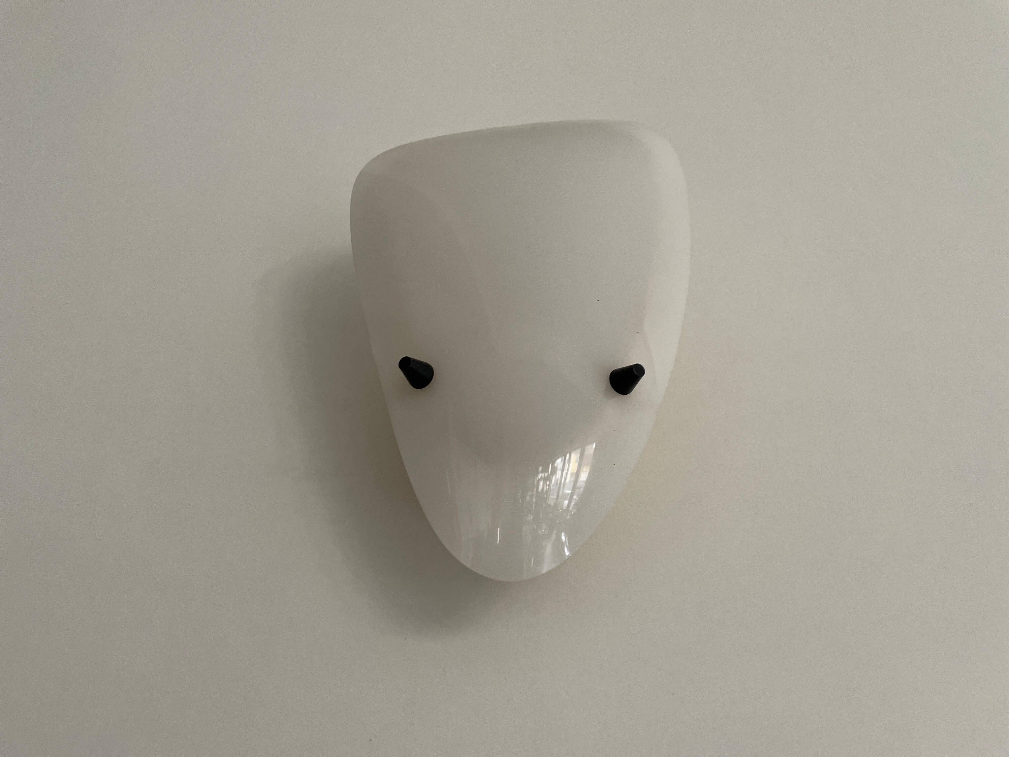 Applique simple du milieu du siècle en plexiglas blanc et métal jaune, années 1950, Allemagne