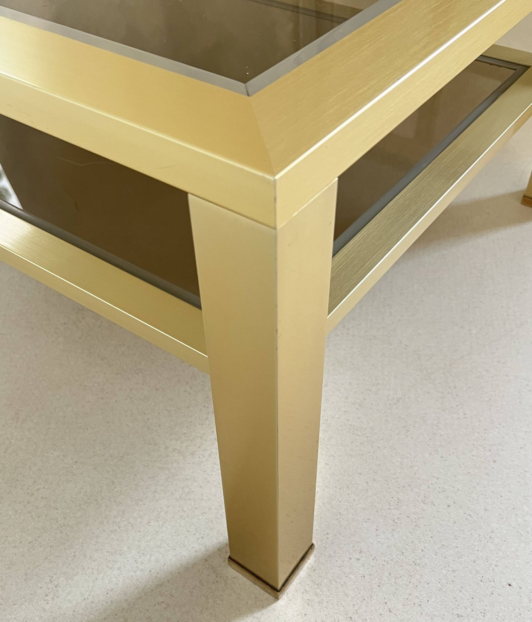 Table basse grand modèle en métal doré, France années 70