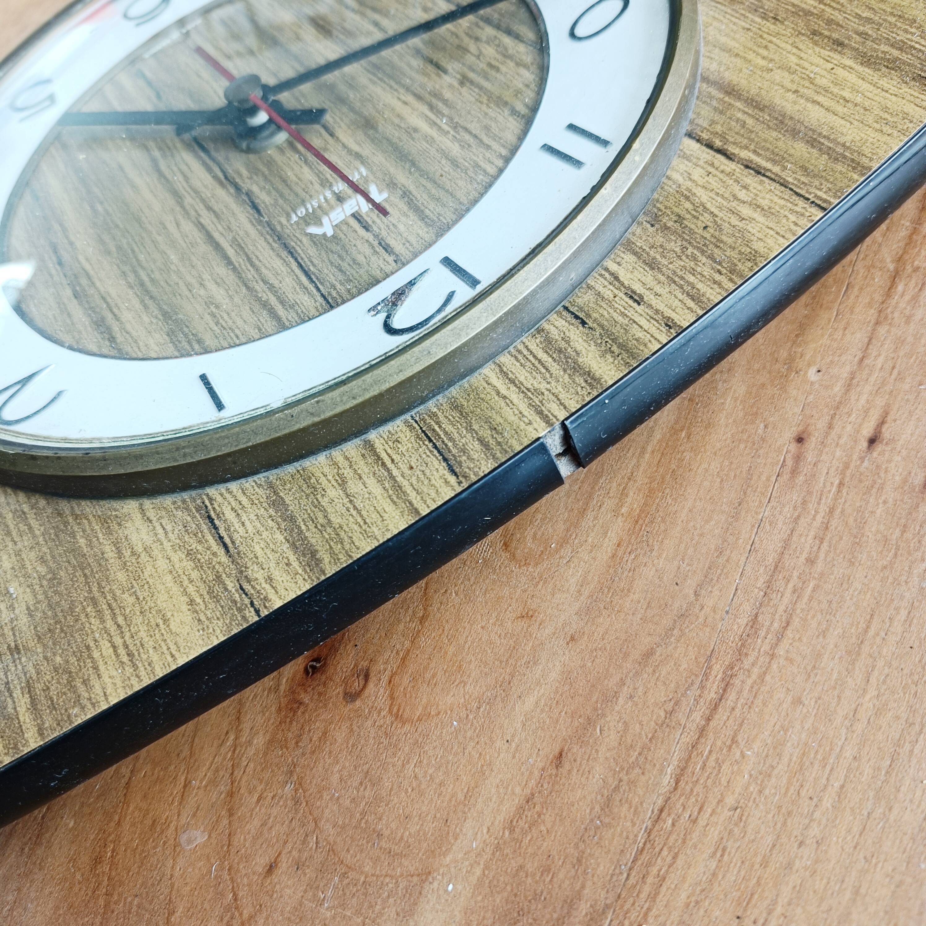 Flash clock transistor in formica