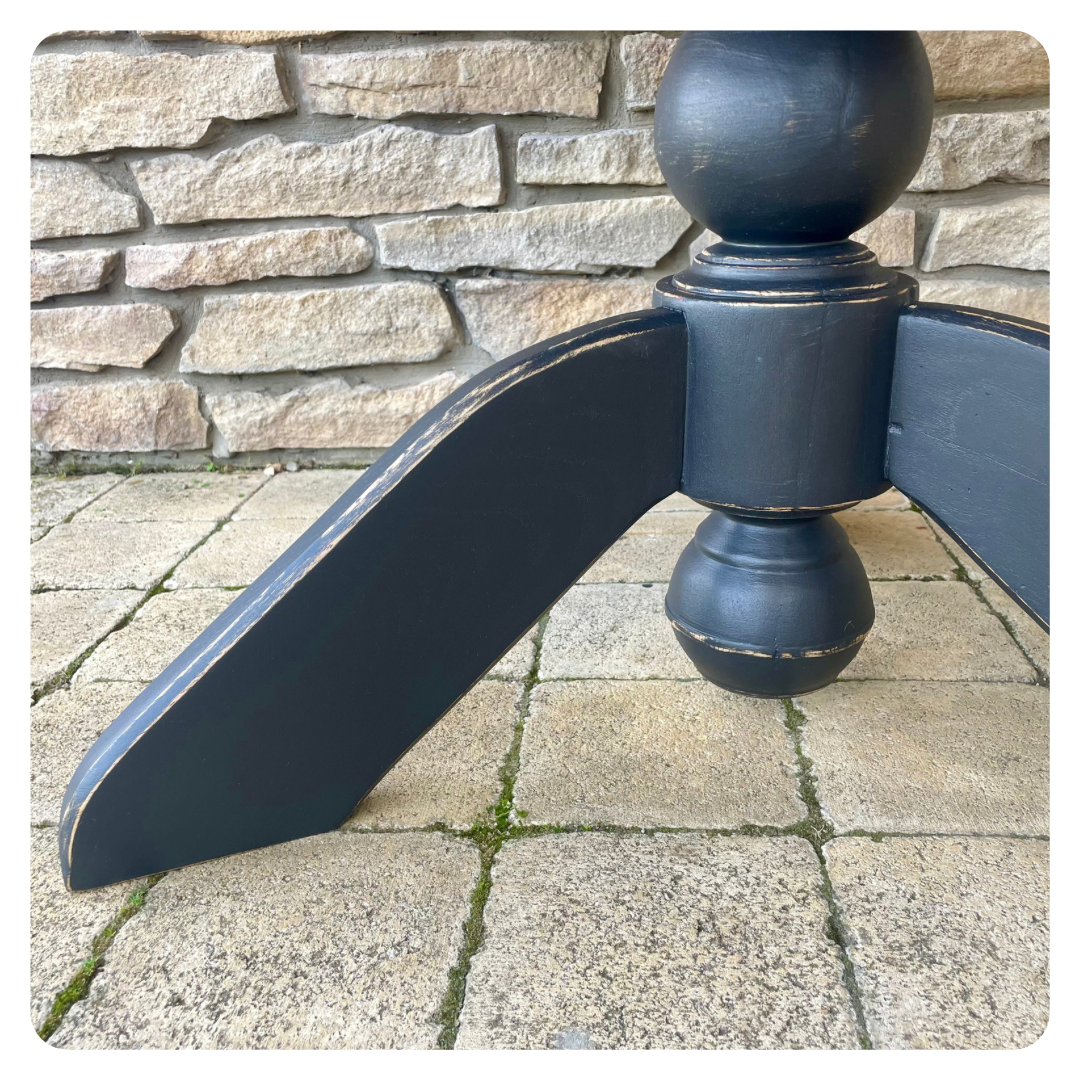 Coffee table with central leg in solid oak