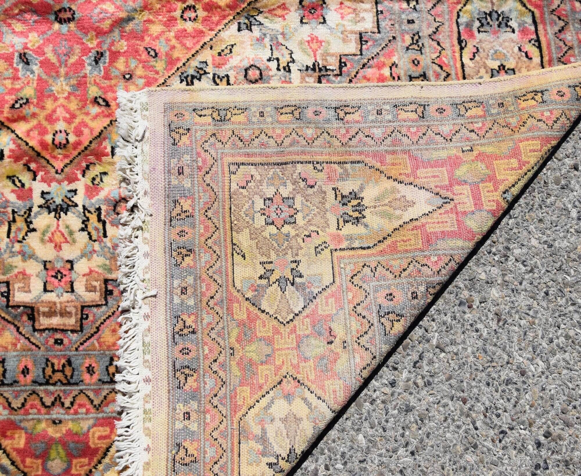 Jihangie wool and silk oriental carpet : 1.28 x 1.90 m