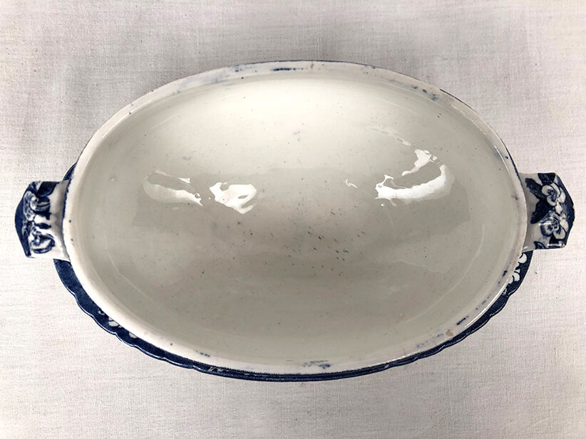 Gravy boat on plate. J. Old man. Bordeaux