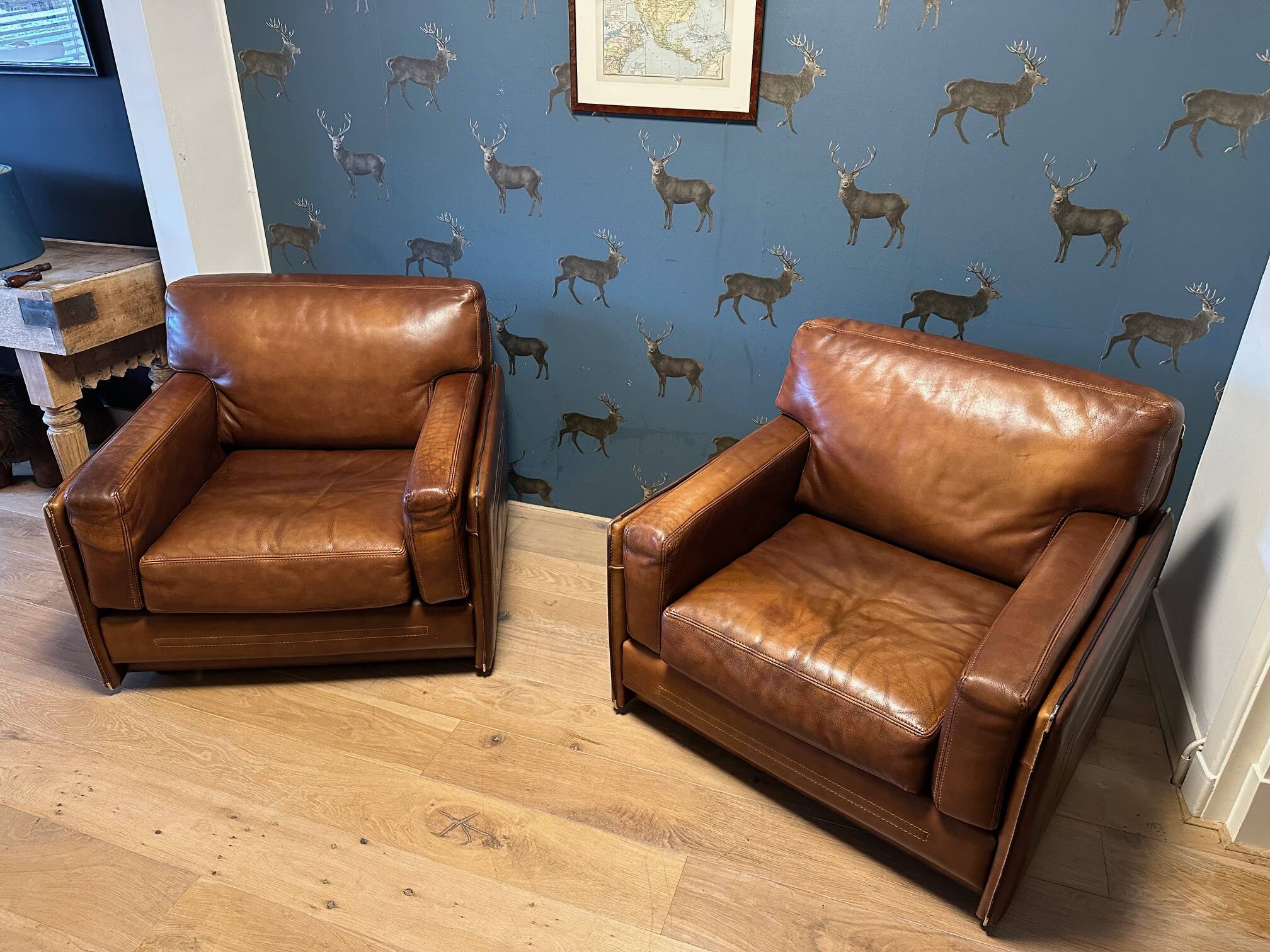 Ensemble de deux fauteuils en cuir de buffle.