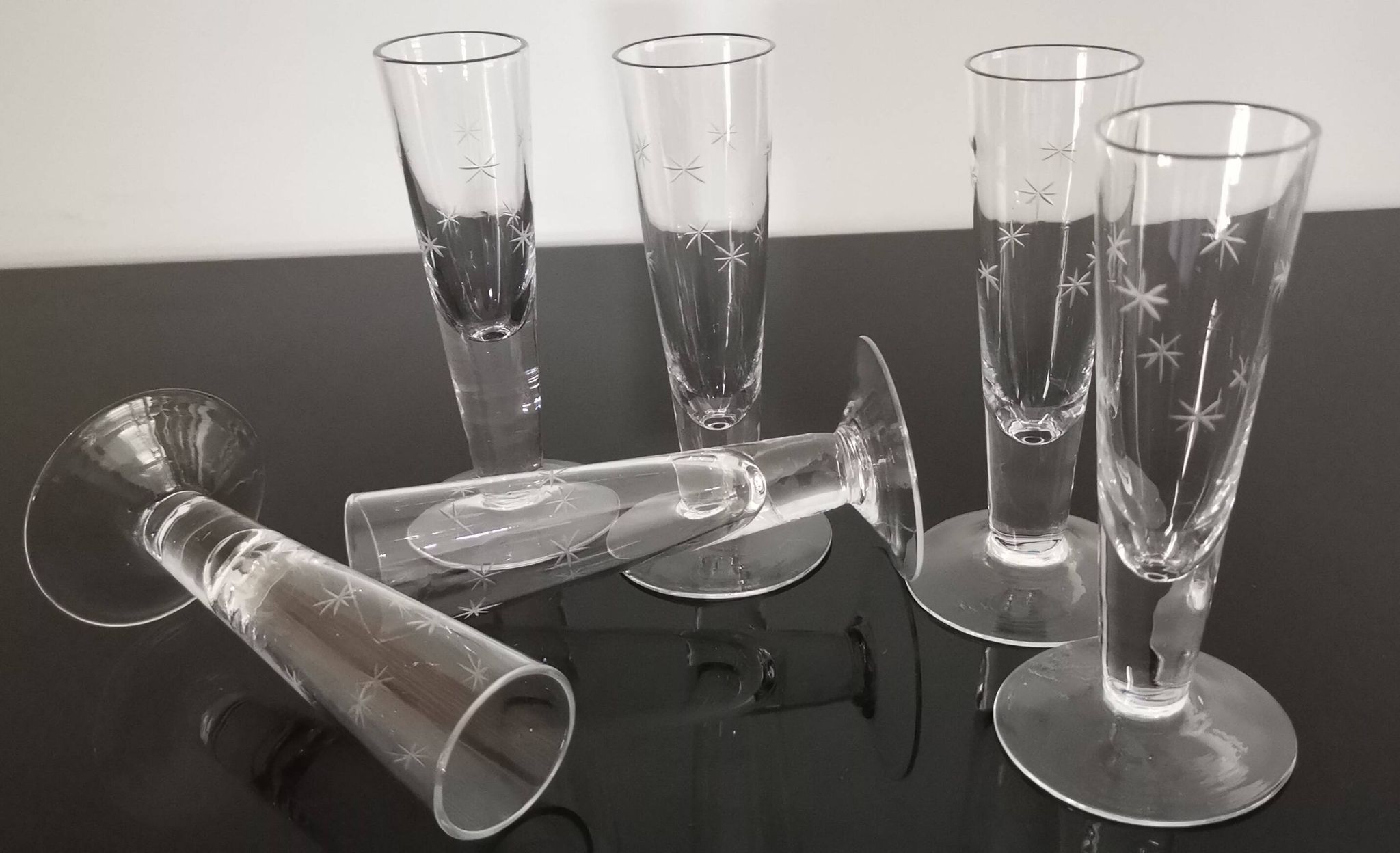 6 petites flutes anciennes en cristal soufflés à la main