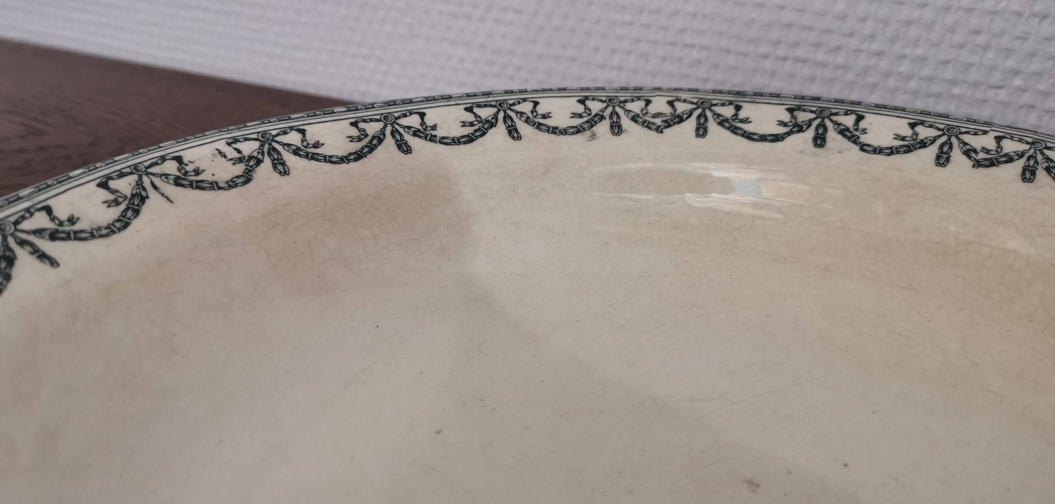 Iron earth hollow dish ec Salins, Louis XVI garlands