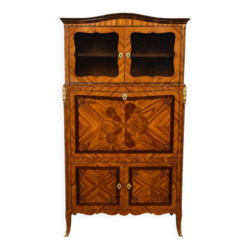 Important secretary says "guillotine secretary" from the Louis XV era.