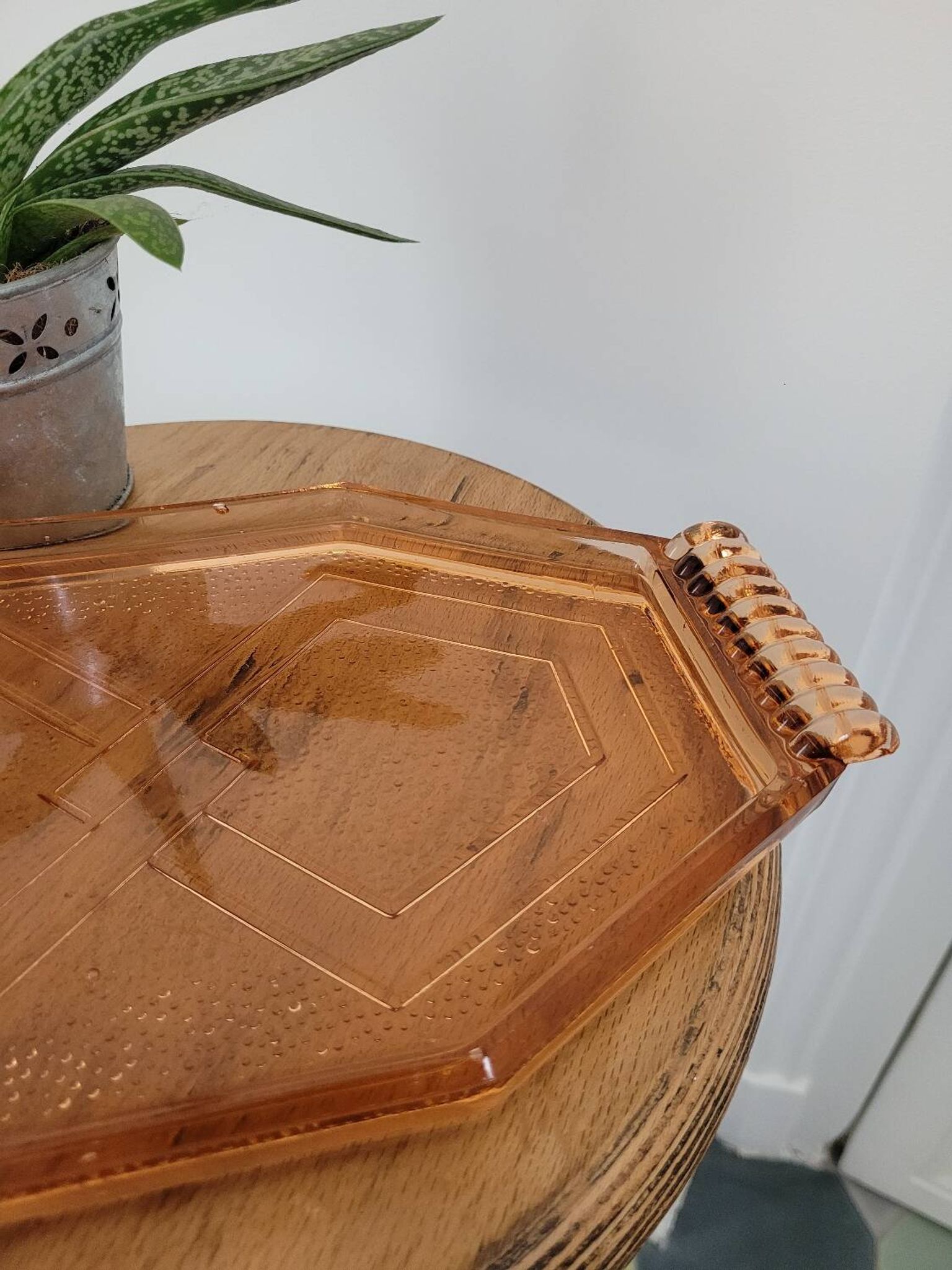 Plateau hexagonal en verre rose art déco