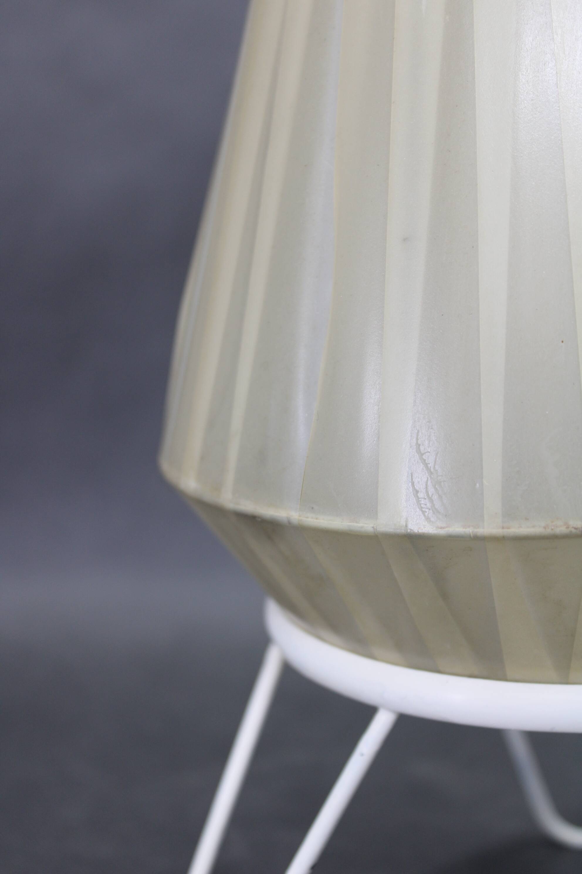 Lampe de table tchécoslovaque des années 1960 avec abat-jour en plastique.