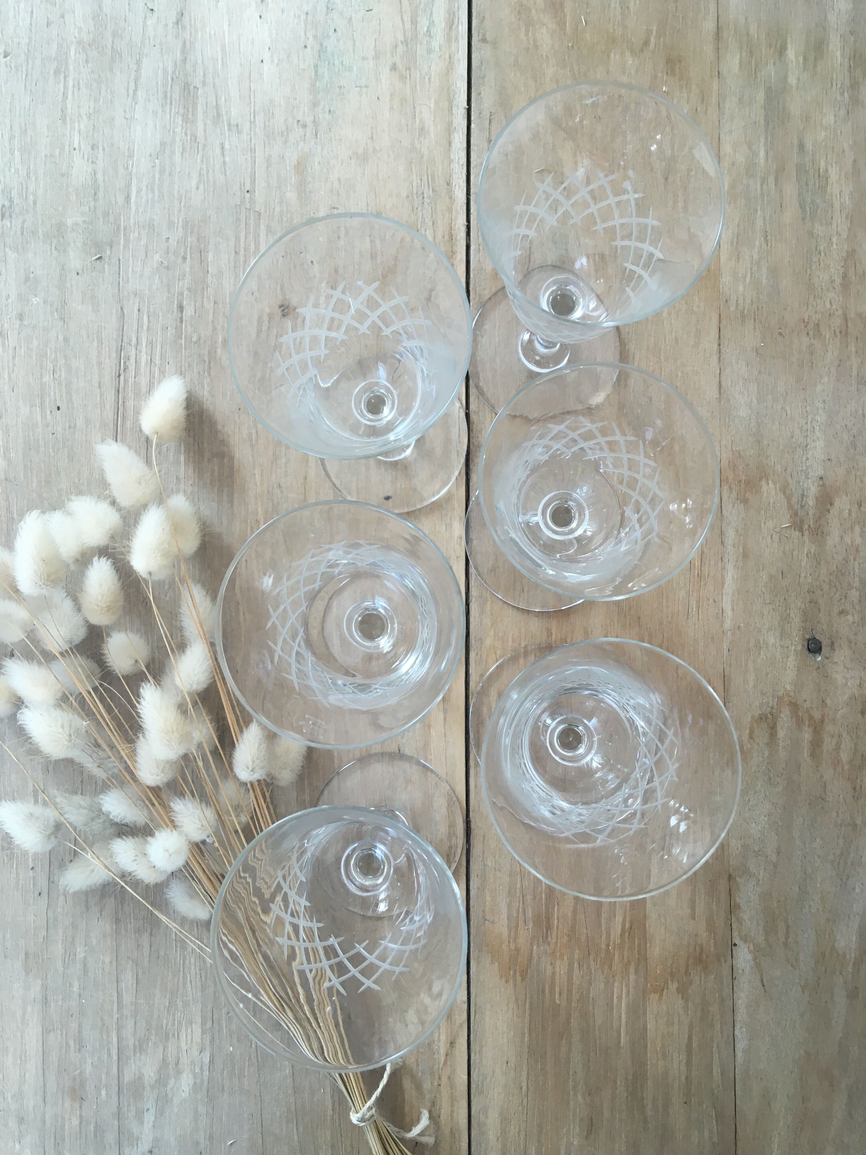 Verres à pied en verre gravé