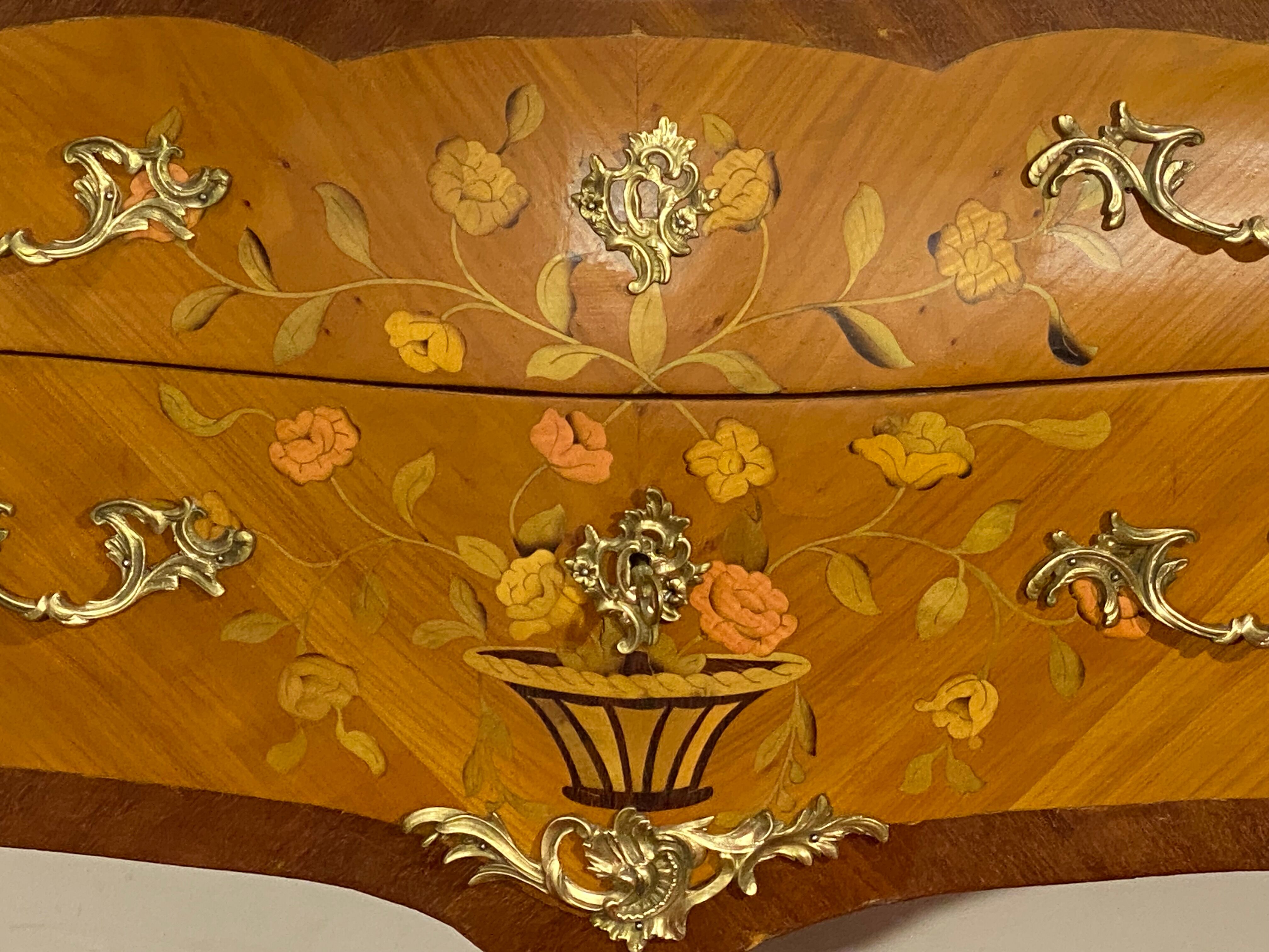 Chest of drawers Frying pan with floral decoration Louis XV style