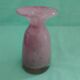 Vase en verre rose