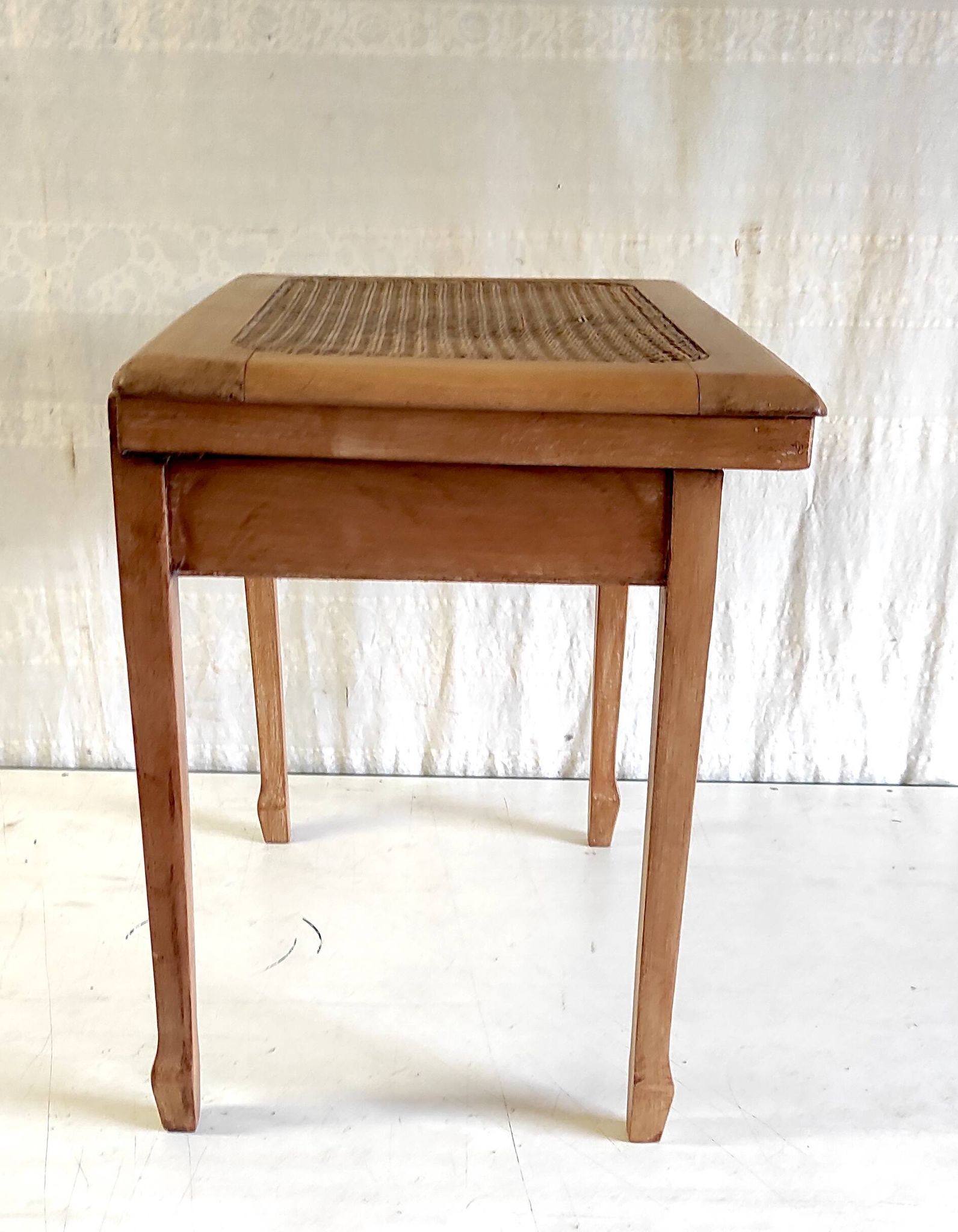 Table d'appoint en bois massif et cannage - mid. XXème