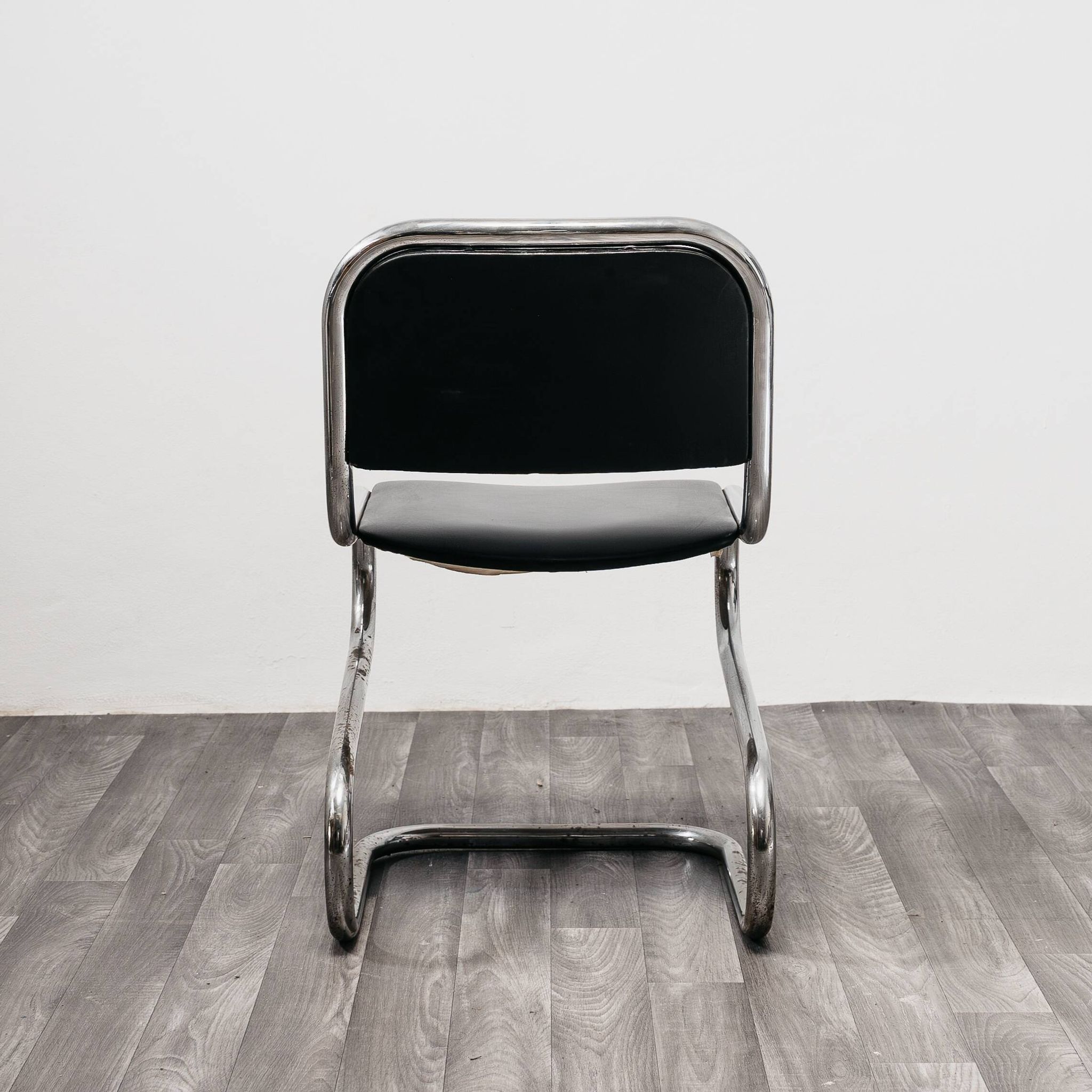 Ensemble de 4 chaises à bascule en acier chromé design années 80 vintage moderne.