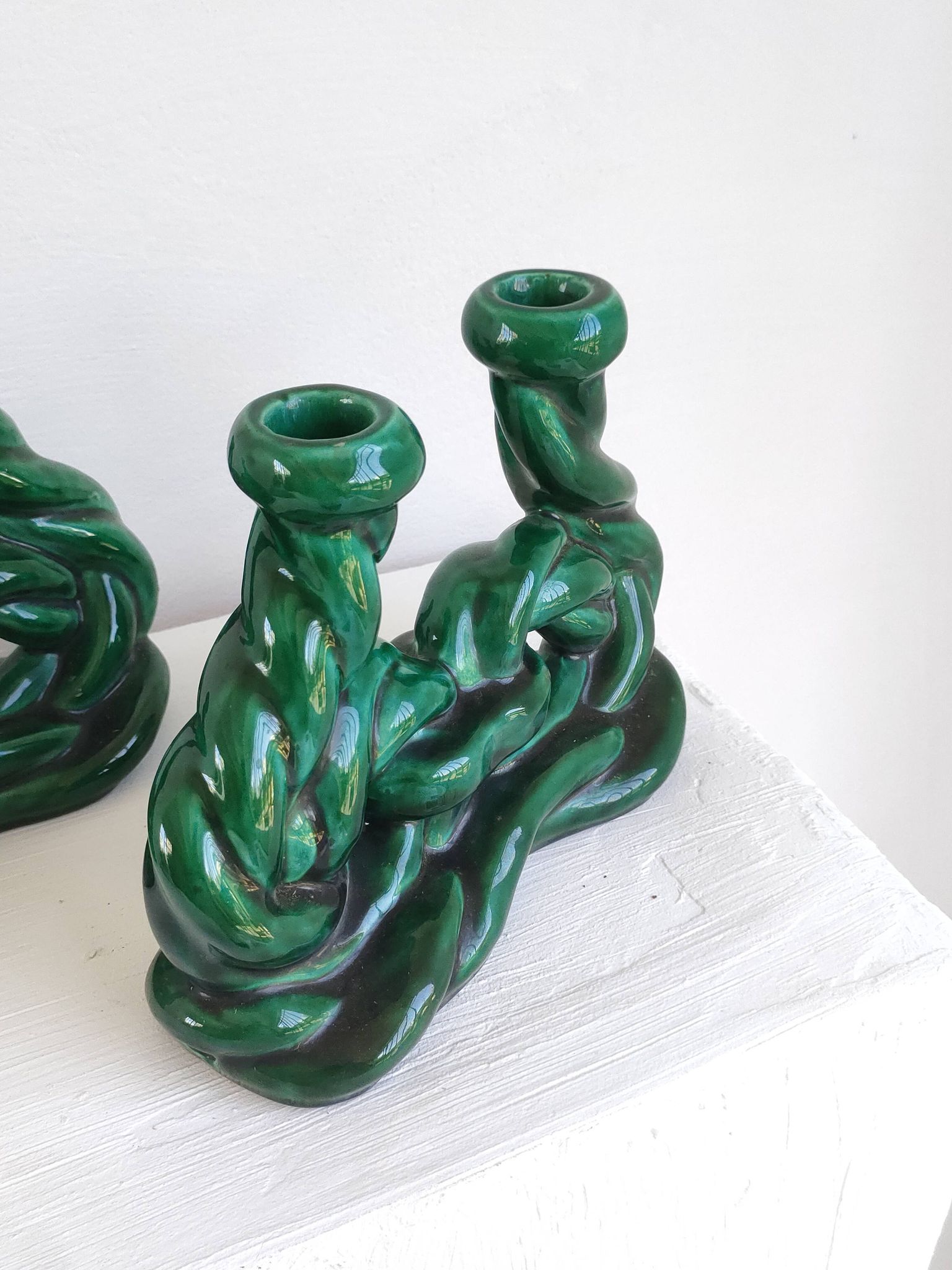 Lot de 2 Bougeoirs en céramique verte signés Hubert Pernin, Vallauris