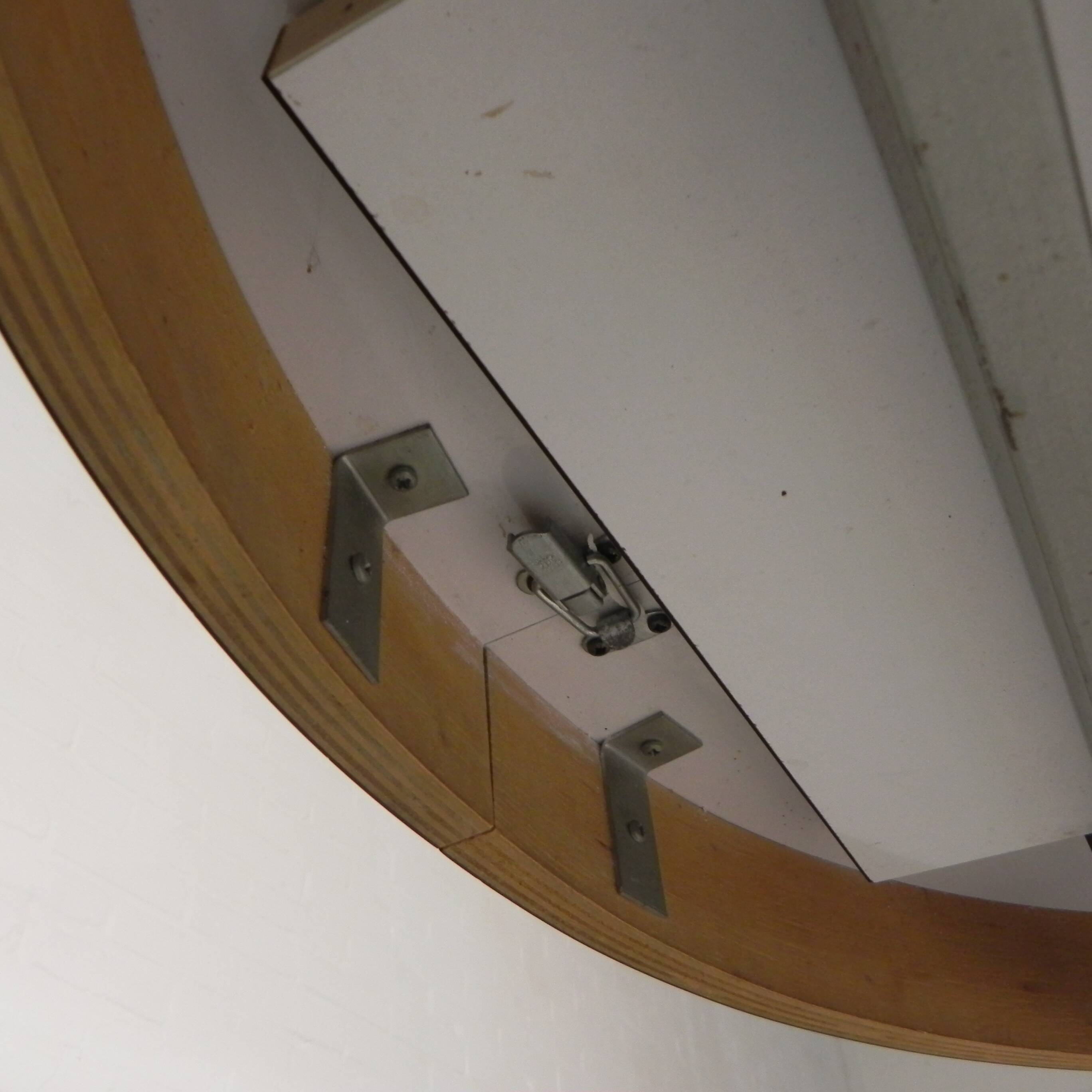 Vintage round dining table with a diameter of 100 cm, extendable to 135 cm, from the 1970s.