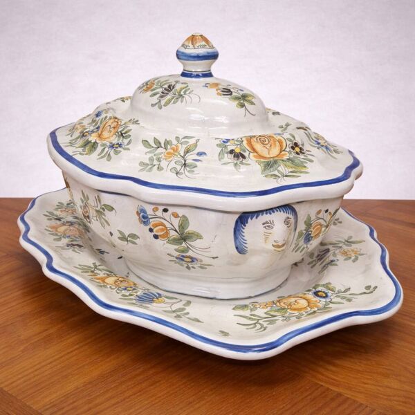 Enorme Soupière ancienne en faïence – décor floral – avec plateau assorti