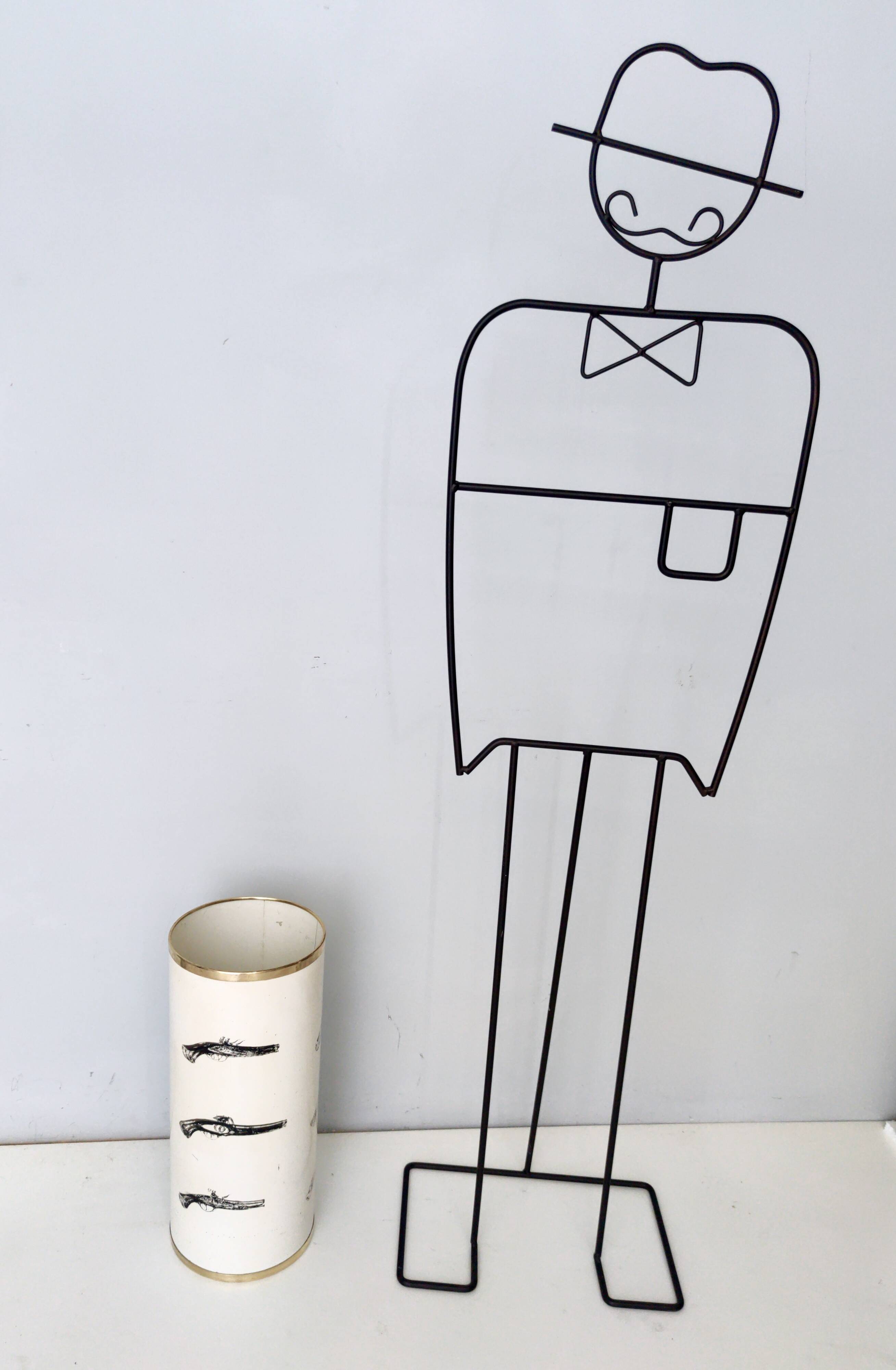 Porte-parapluie en métal verni beige et laiton Attr. à Fornasetti