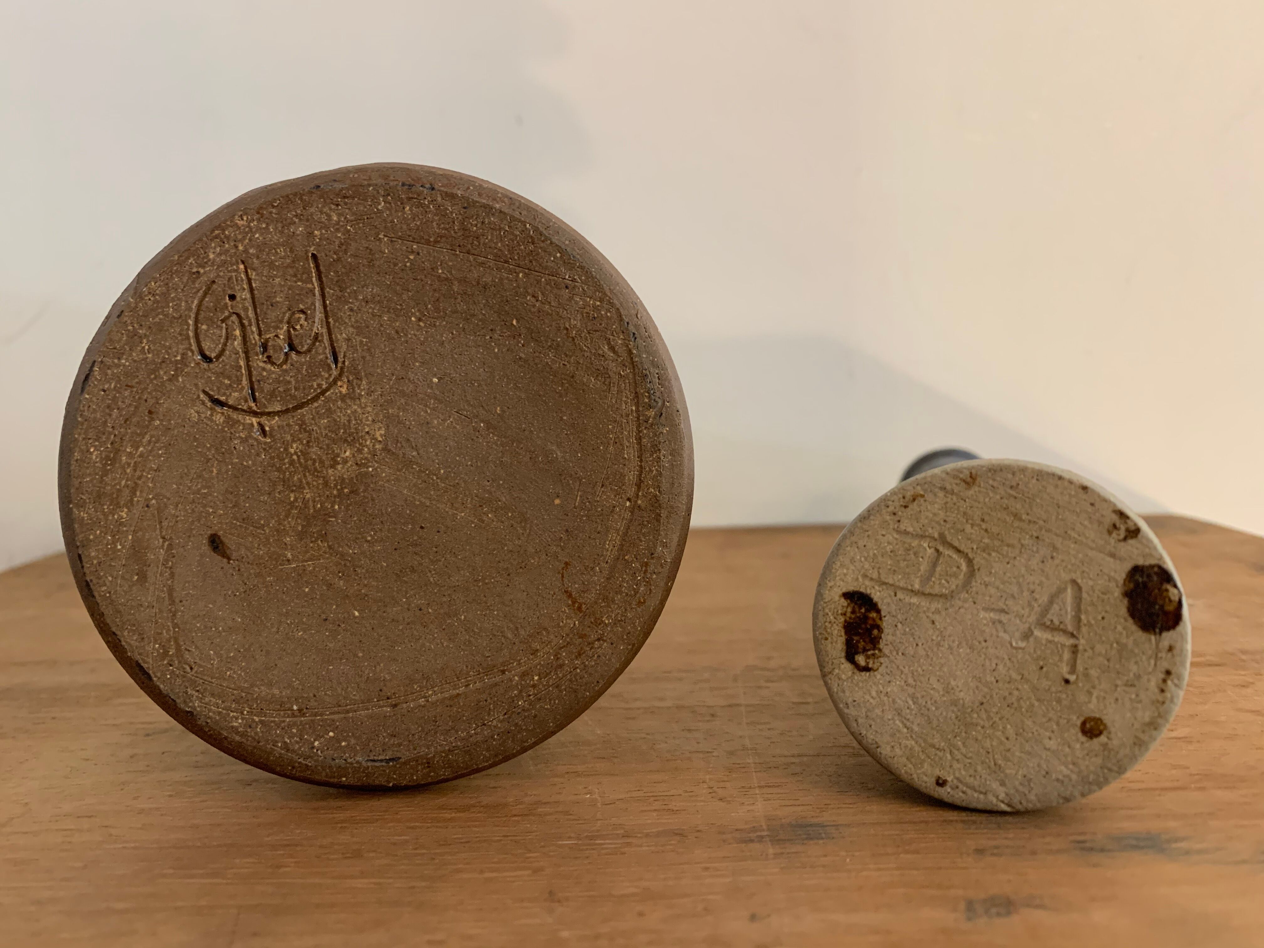 Paire de petits vases soliflores en grès bleu émaillé