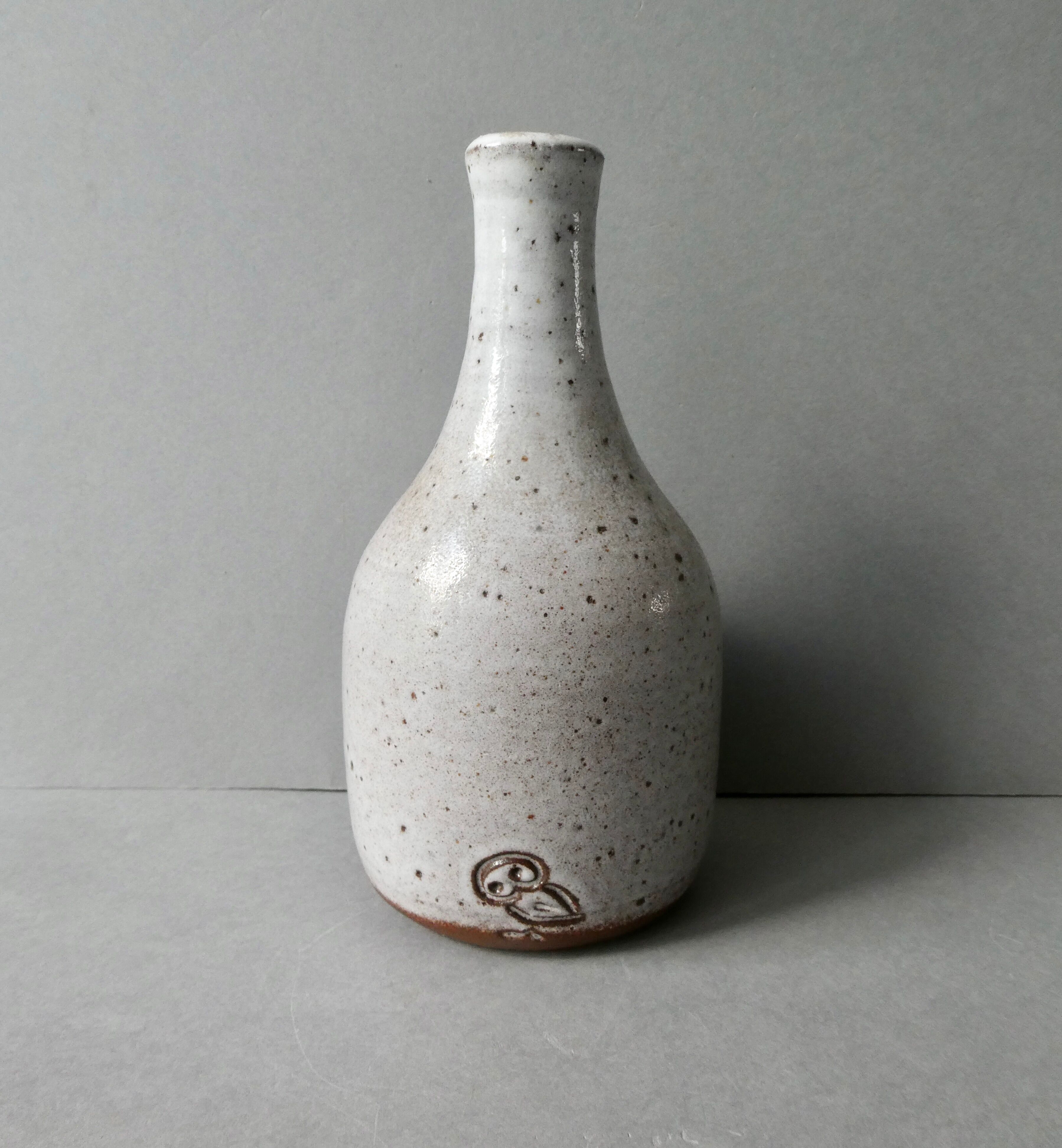 Sandstone vase bottle shaped by Norbert Pierlot in Ratilly