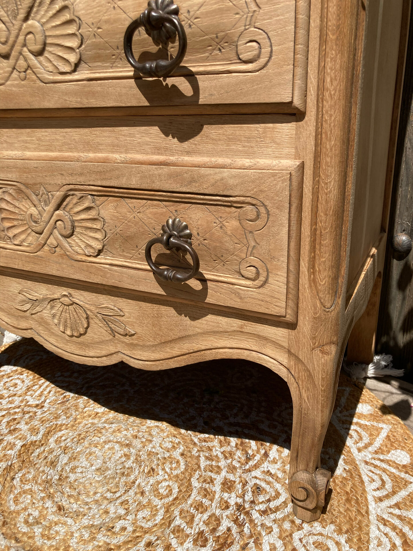 Superb Louis XV chest of drawers in oak ♥️ with mouldings and marquetry top.